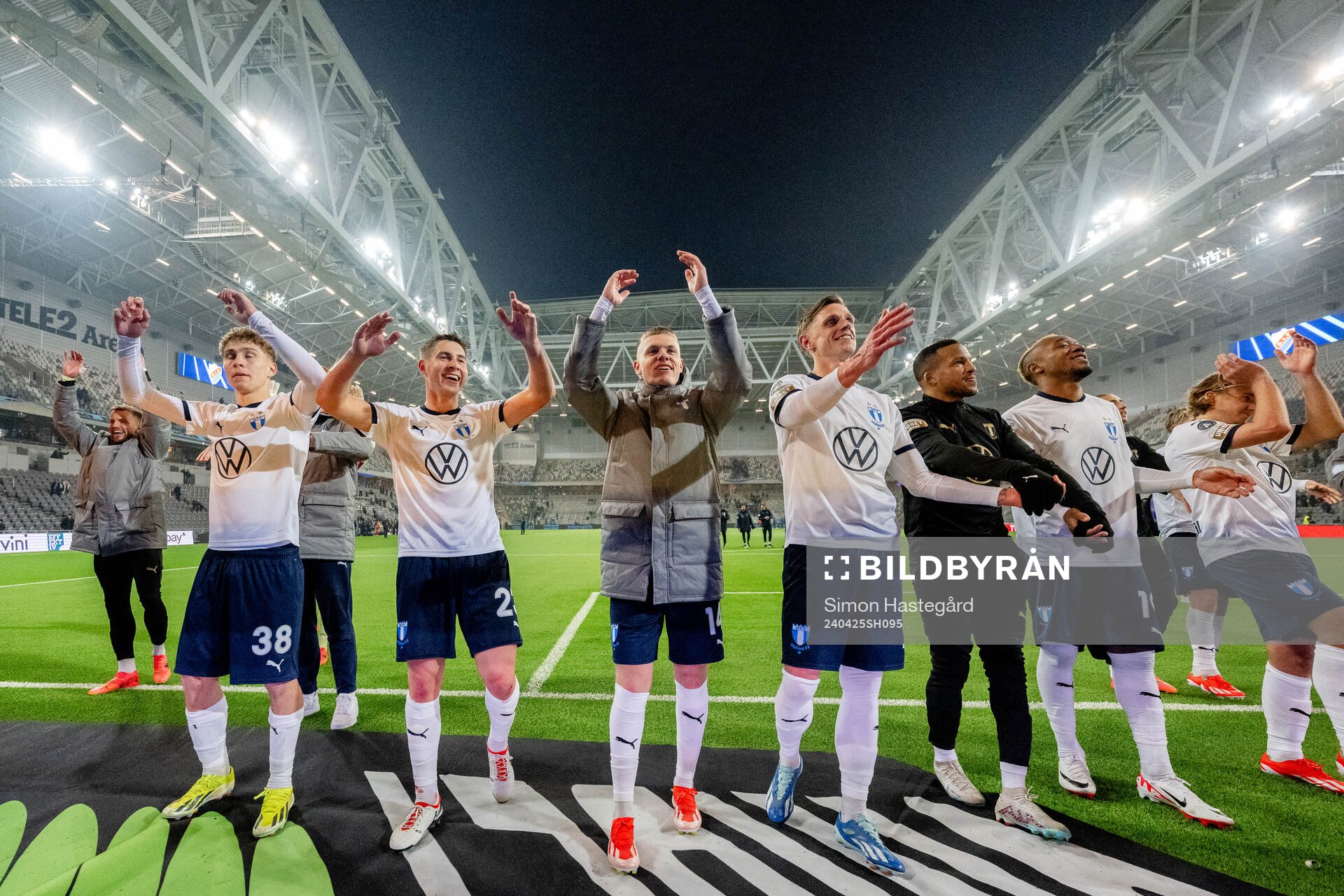 Malmö FFs spelare jublar efter fotbollsmatchen i Allsvenskan mellan Djurgården och Malmö FF den 25 april 2024 i Stockholm. 