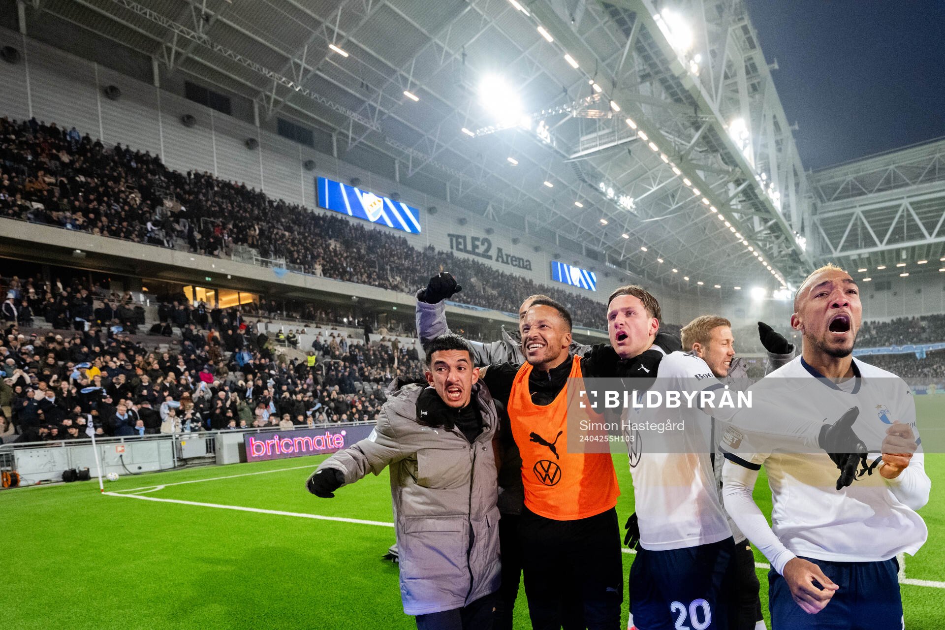 Malmö FFs spelare jublar med Erik Botheim efter 0-1 under fotbollsmatchen i Allsvenskan mellan Djurgården och Malmö FF den 25 april 2024 i Stockholm.
