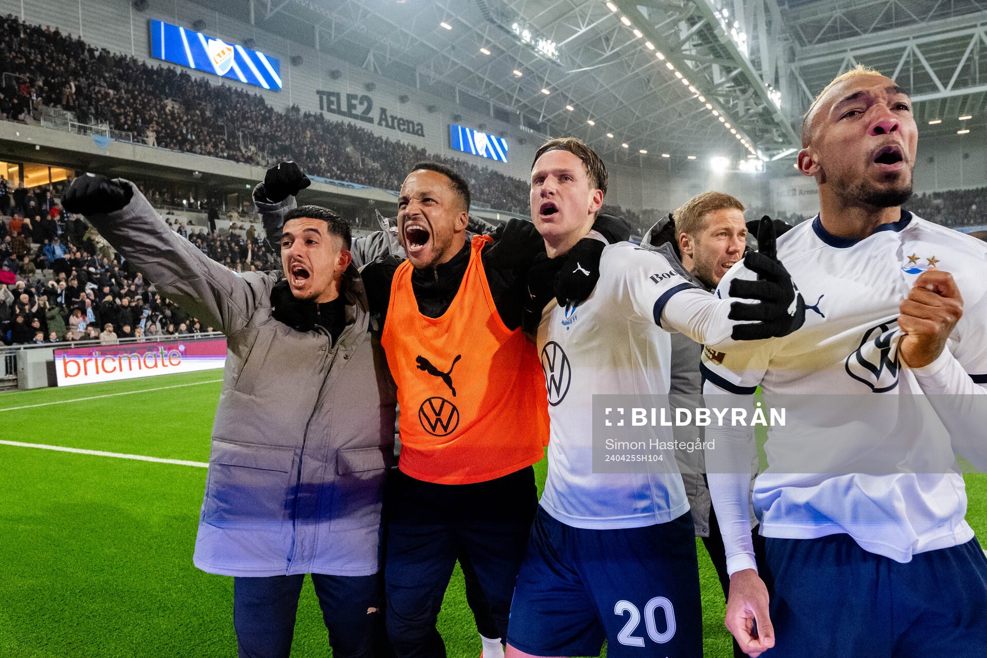 Malmö FFs spelare jublar med Erik Botheim efter 0-1 under fotbollsmatchen i Allsvenskan mellan Djurgården och Malmö FF den 25 april 2024 i Stockholm.