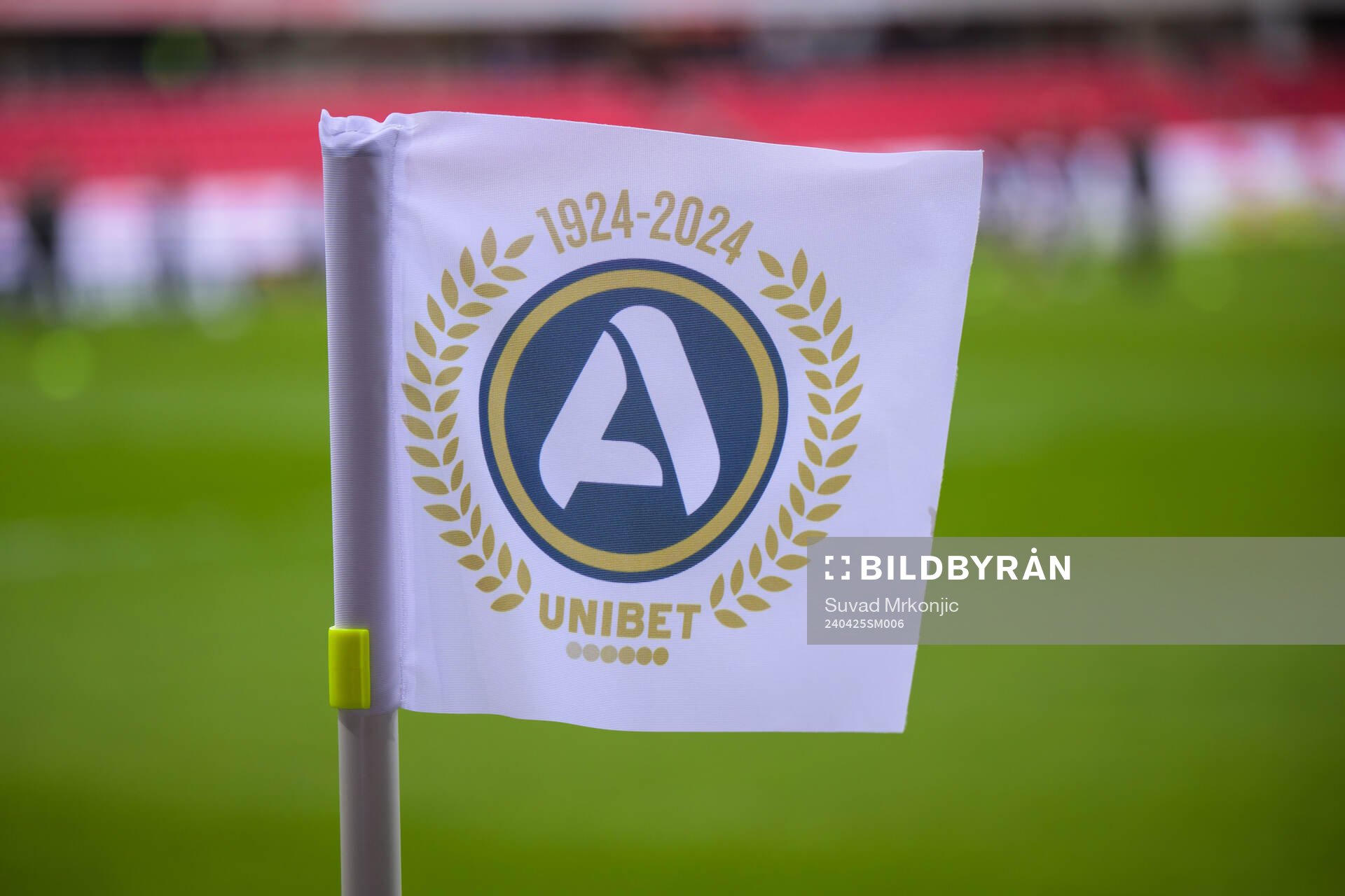 En hörnflagga med Allsvenskans och Unibets logotyp