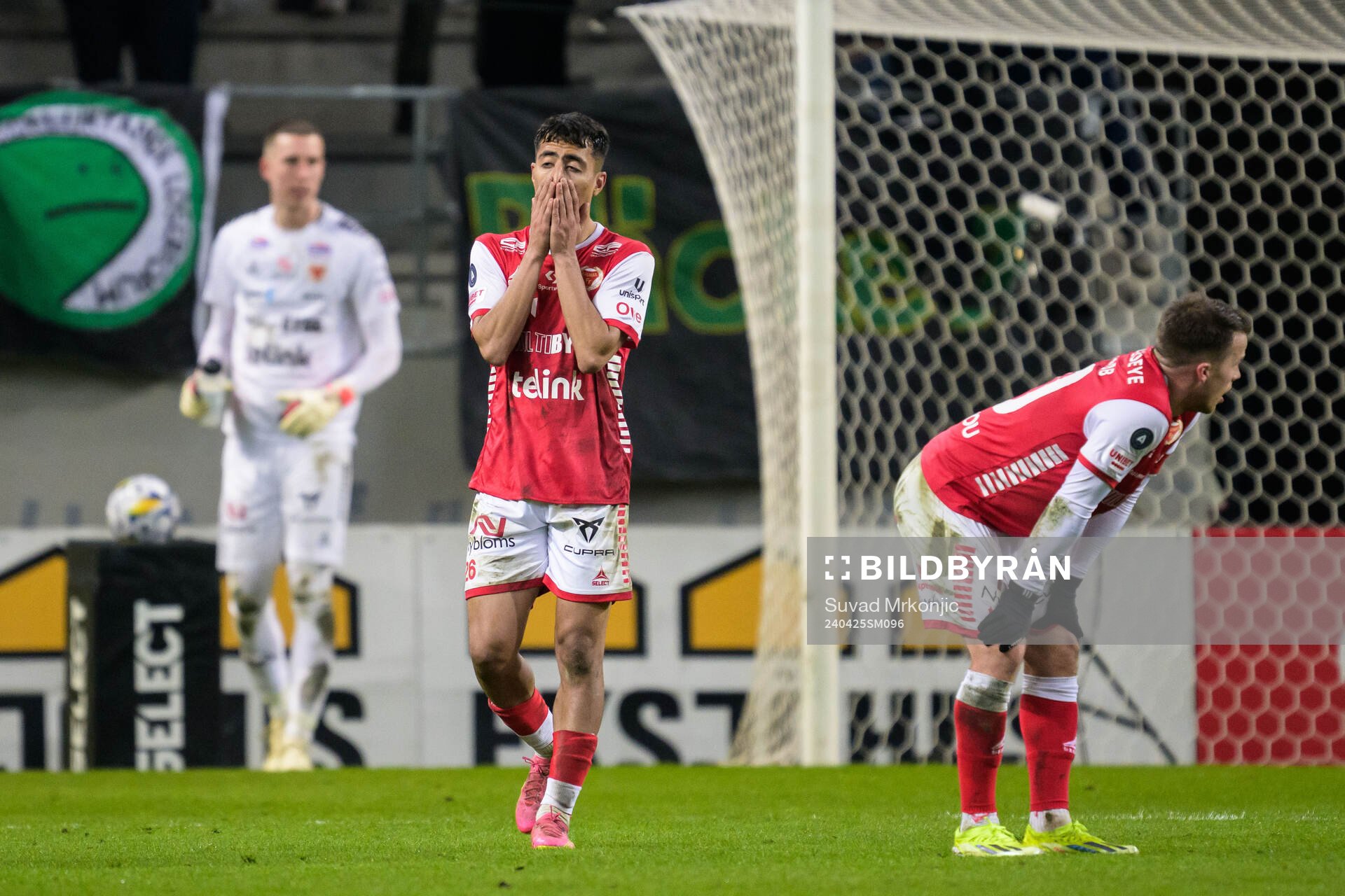 Kalmars Arash Motaraghebjafarpour och Simon Skrabb deppar