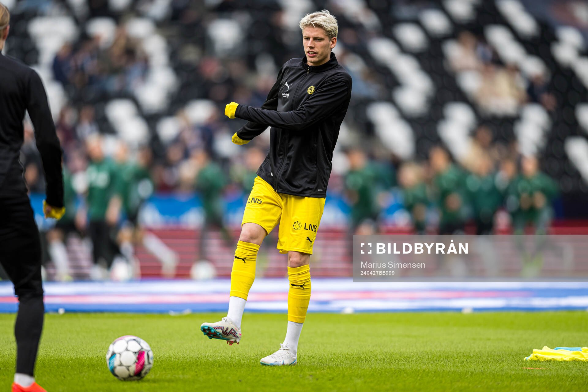 Albert Grønbæk of Bodø/Glimt warms up