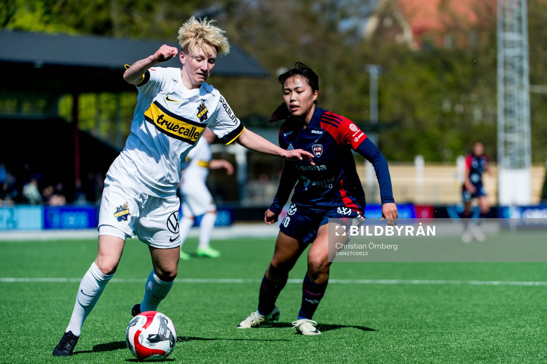 AIKs Monica Hagström och FC Rosengårds Momoko Tanikawa