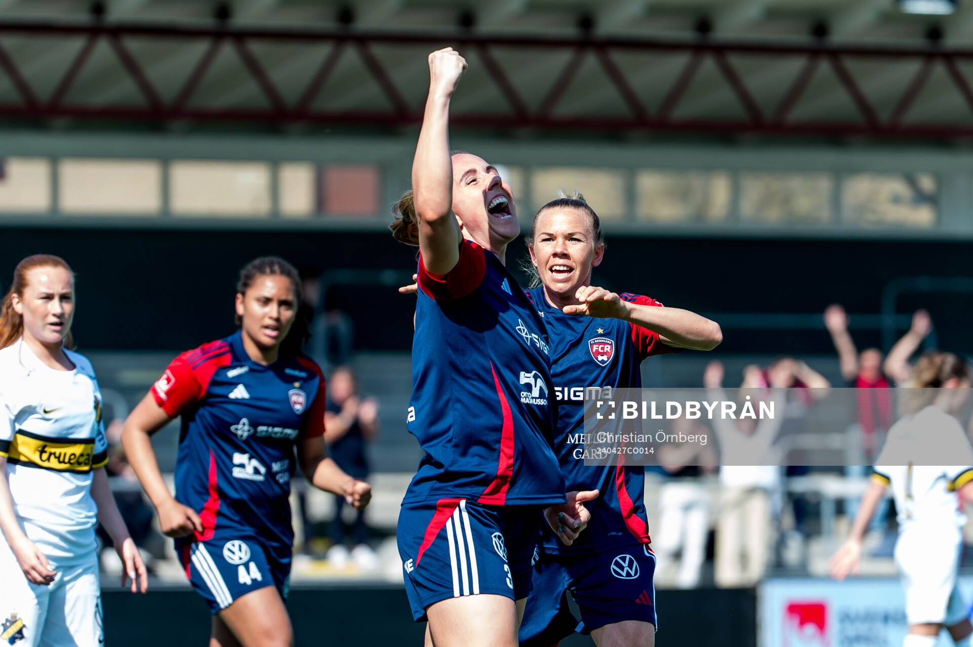 FC Rosengårds Gudrun Arnardottir och Jessica Wik jublar