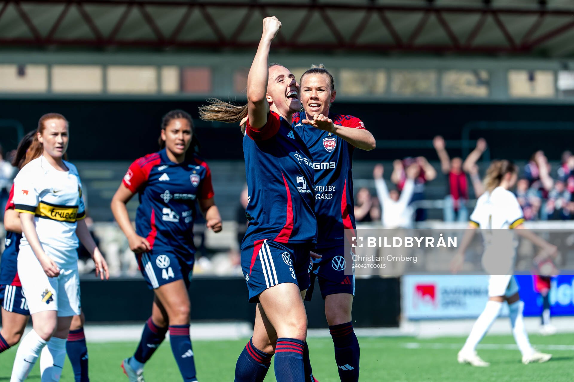 FC Rosengårds Gudrun Arnardottir och Jessica Wik jublar
