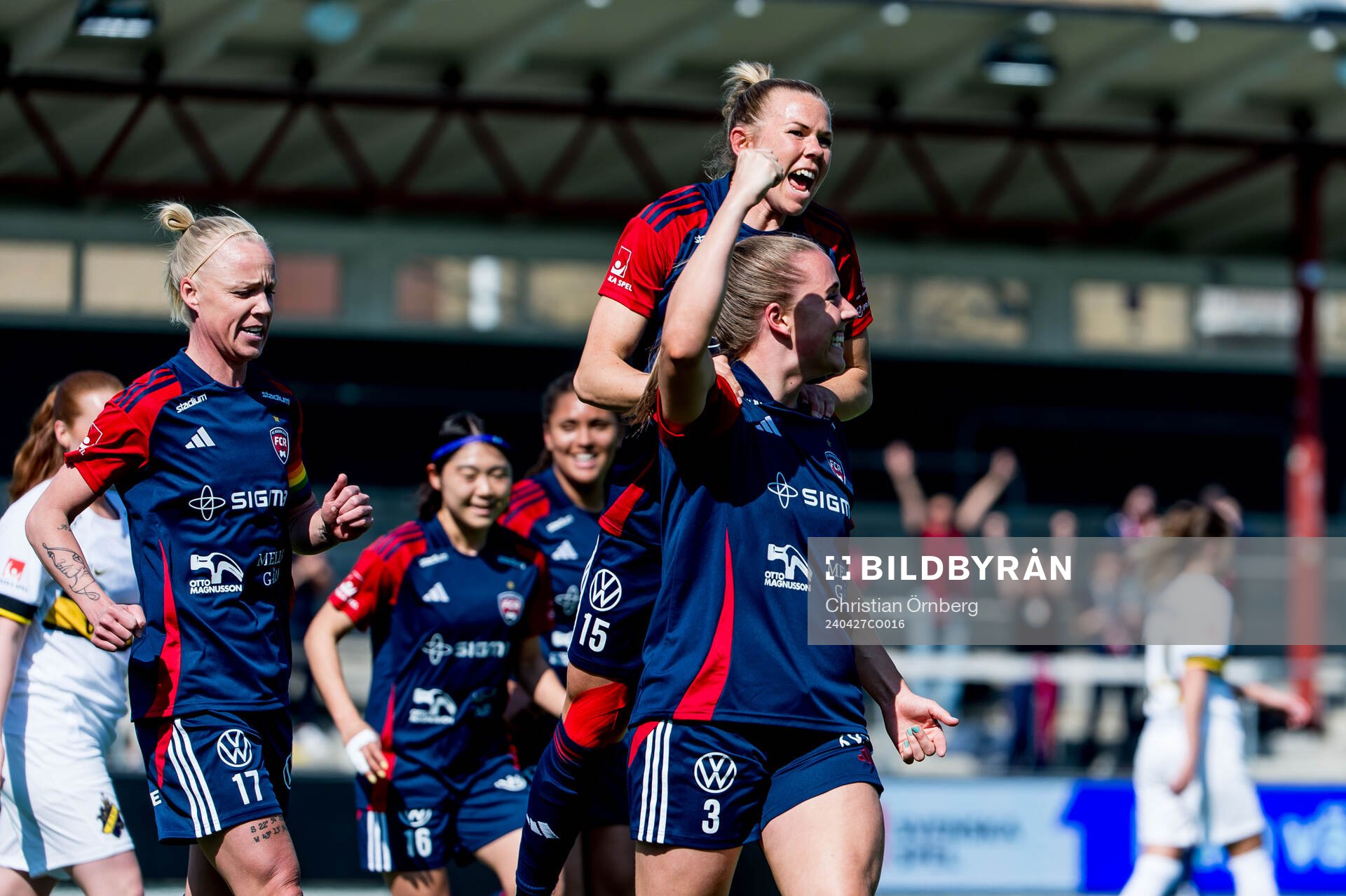 FC Rosengårds Gudrun Arnardottir och Jessica Wik jublar