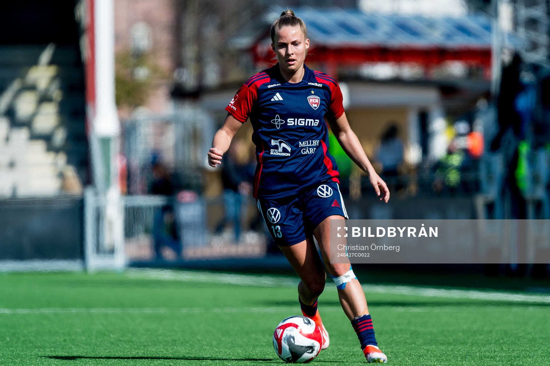 FC Rosengårds Olivia Holdt under fotbollsmatchen i Damallsvenskan mellan FC Rosengård och AIK den 27 april 2024 i Malmö. 