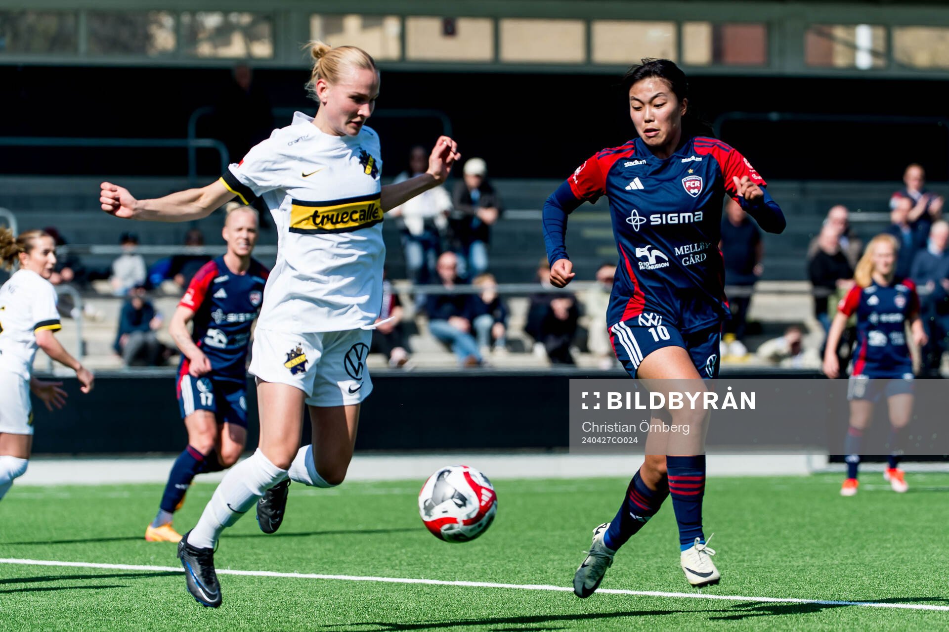 AIKs Silja Jaatinen och FC Rosengårds Momoko Tanikawa under fotbollsmatchen i Damallsvenskan mellan FC Rosengård och AIK den 27 april 2024 i Malmö.