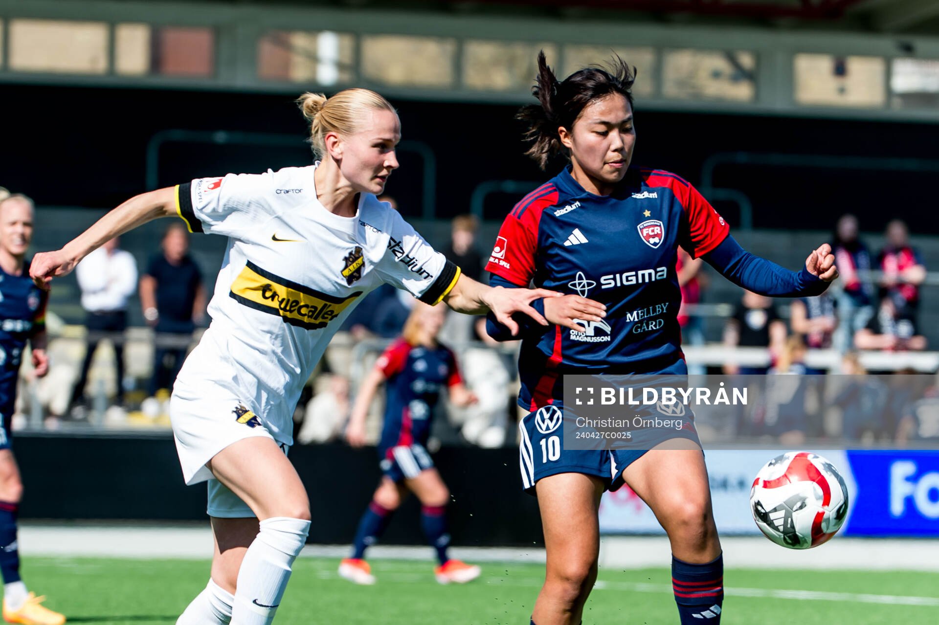AIKs Silja Jaatinen och FC Rosengårds Momoko Tanikawa under fotbollsmatchen i Damallsvenskan mellan FC Rosengård och AIK den 27 april 2024 i Malmö.