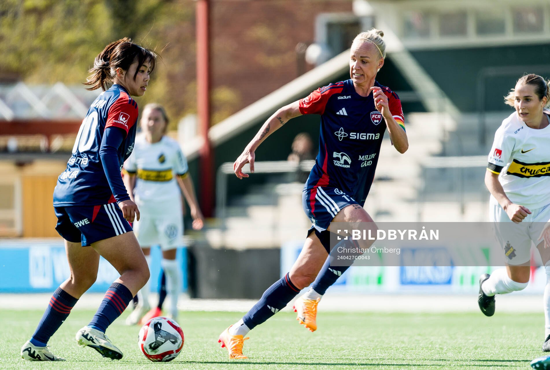 FC Rosengårds Momoko Tanikawa och Caroline Seger
