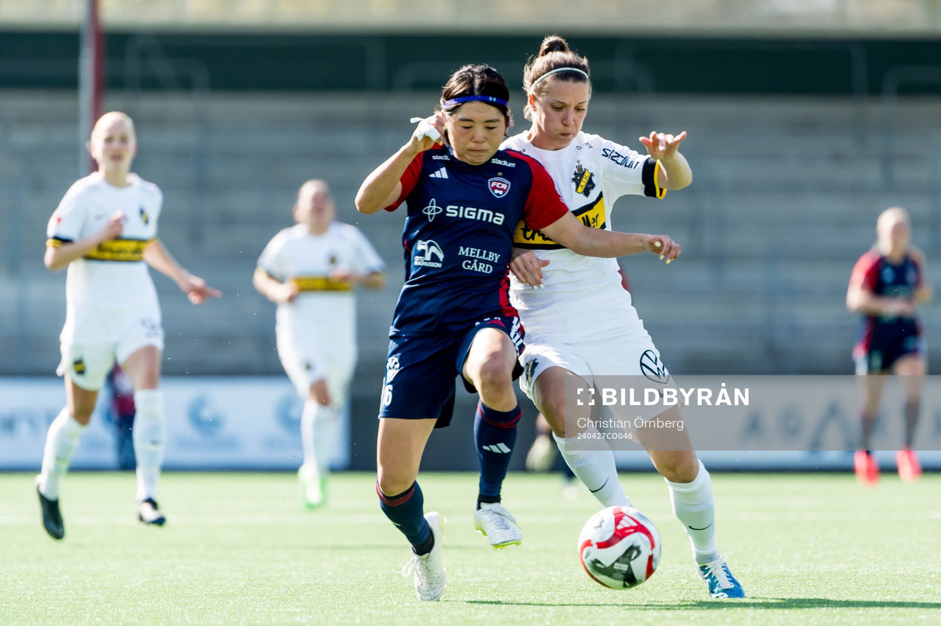 FC Rosengårds Mai Kadowaki och AIKs Patricia Fischerova
