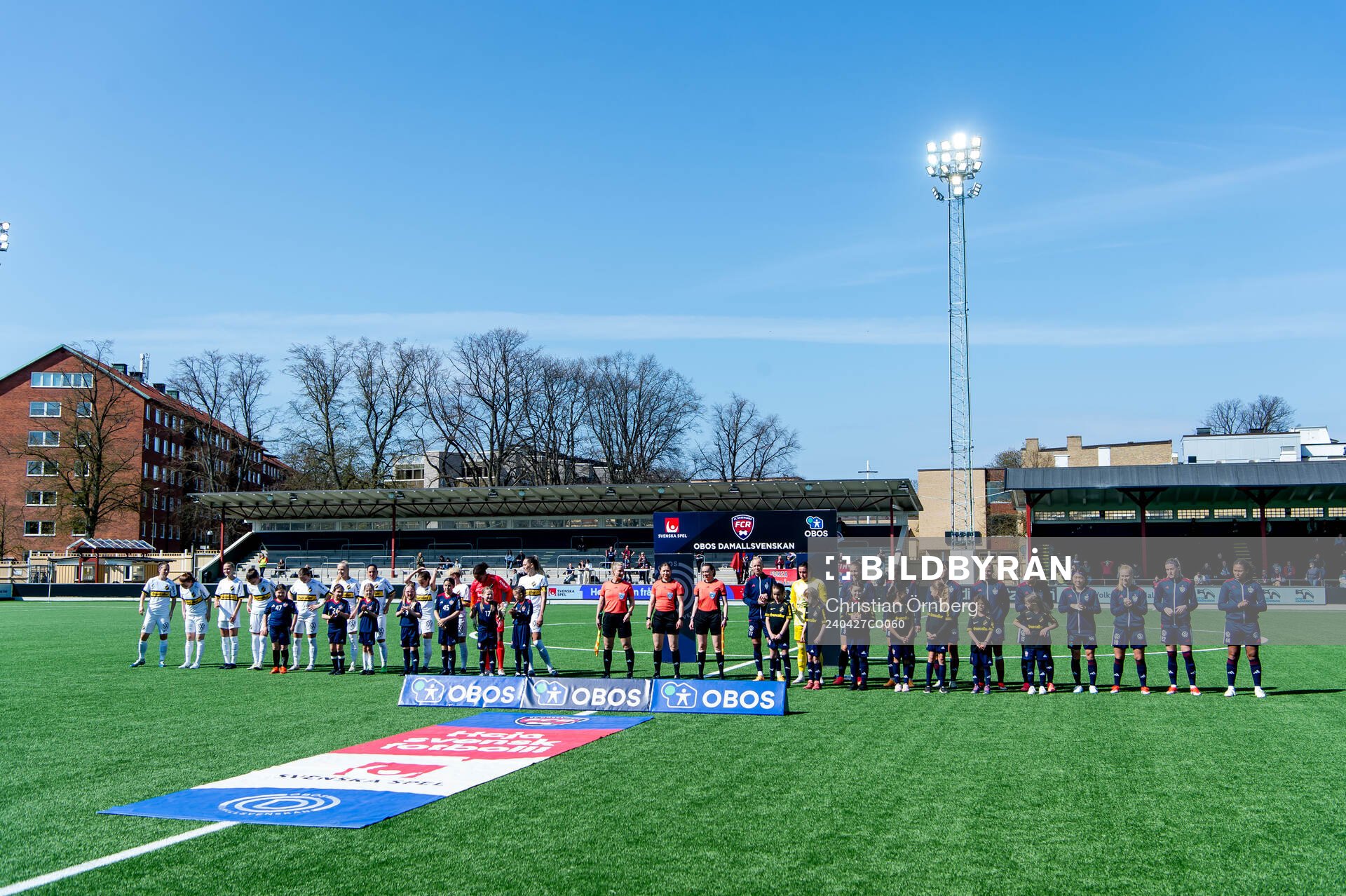 Spelarna ställer upp inför fotbollsmatchen i Damallsvenskan mellan FC Rosengård och AIK den 27 april 2024 i Malmö. 
