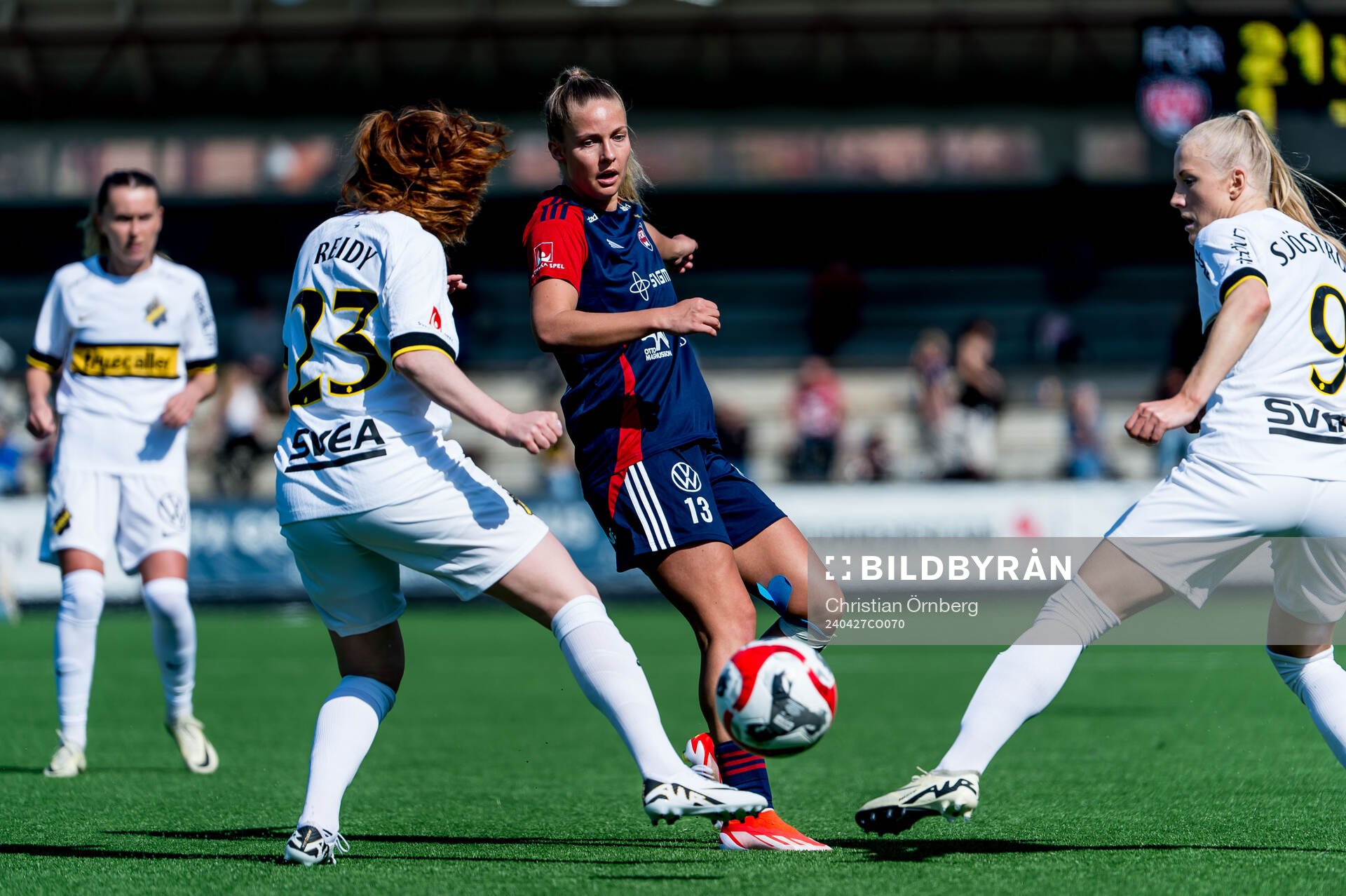 FC Rosengårds Olivia Holdt och AIKs Ella Reidy och Moa