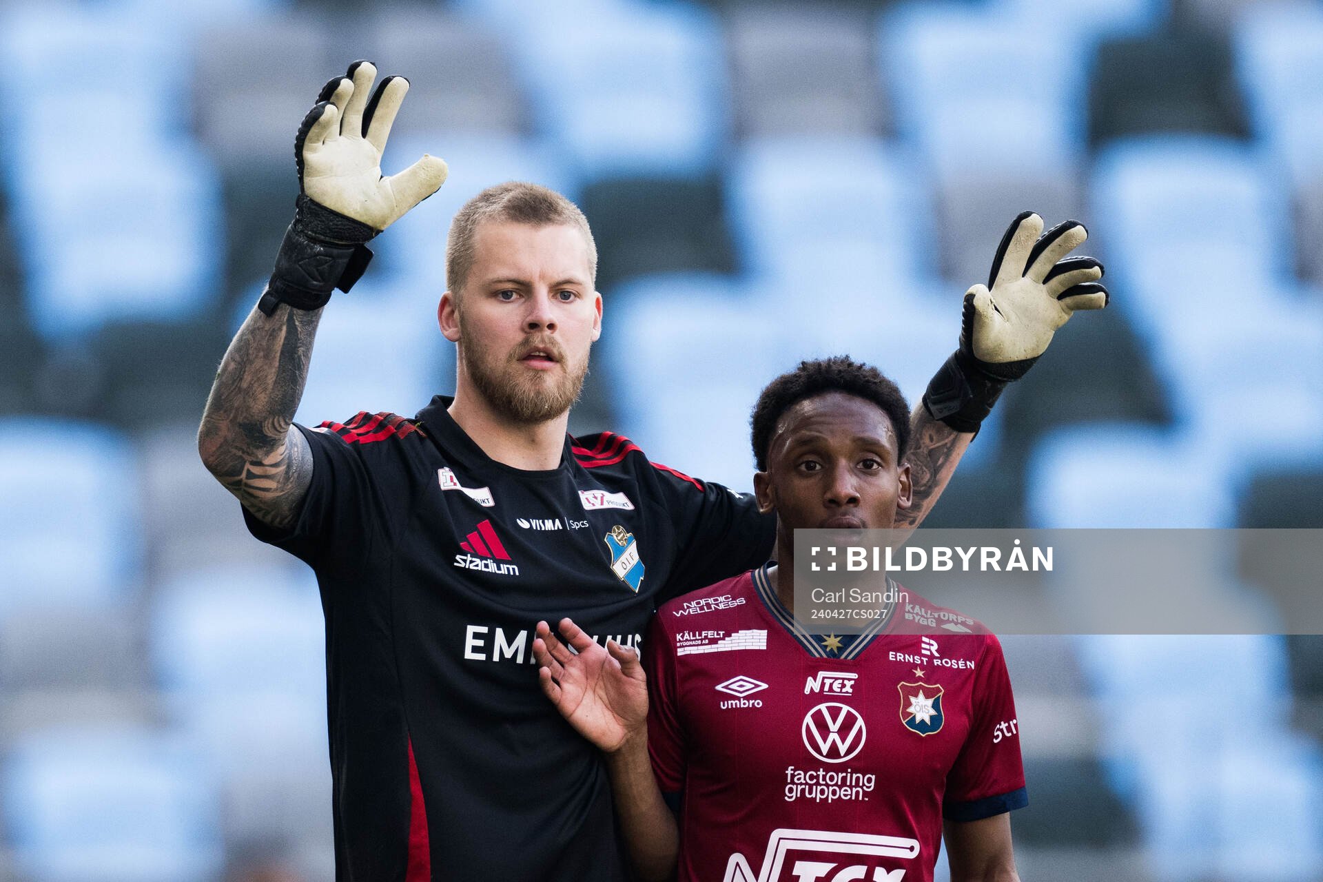 Östers målvakt Robin Wallinder och Örgrytes Aydarus Abukar under fotbollsmatchen i Superettan mellan Örgryte och Öster den 27 april 2024 i Göteborg.