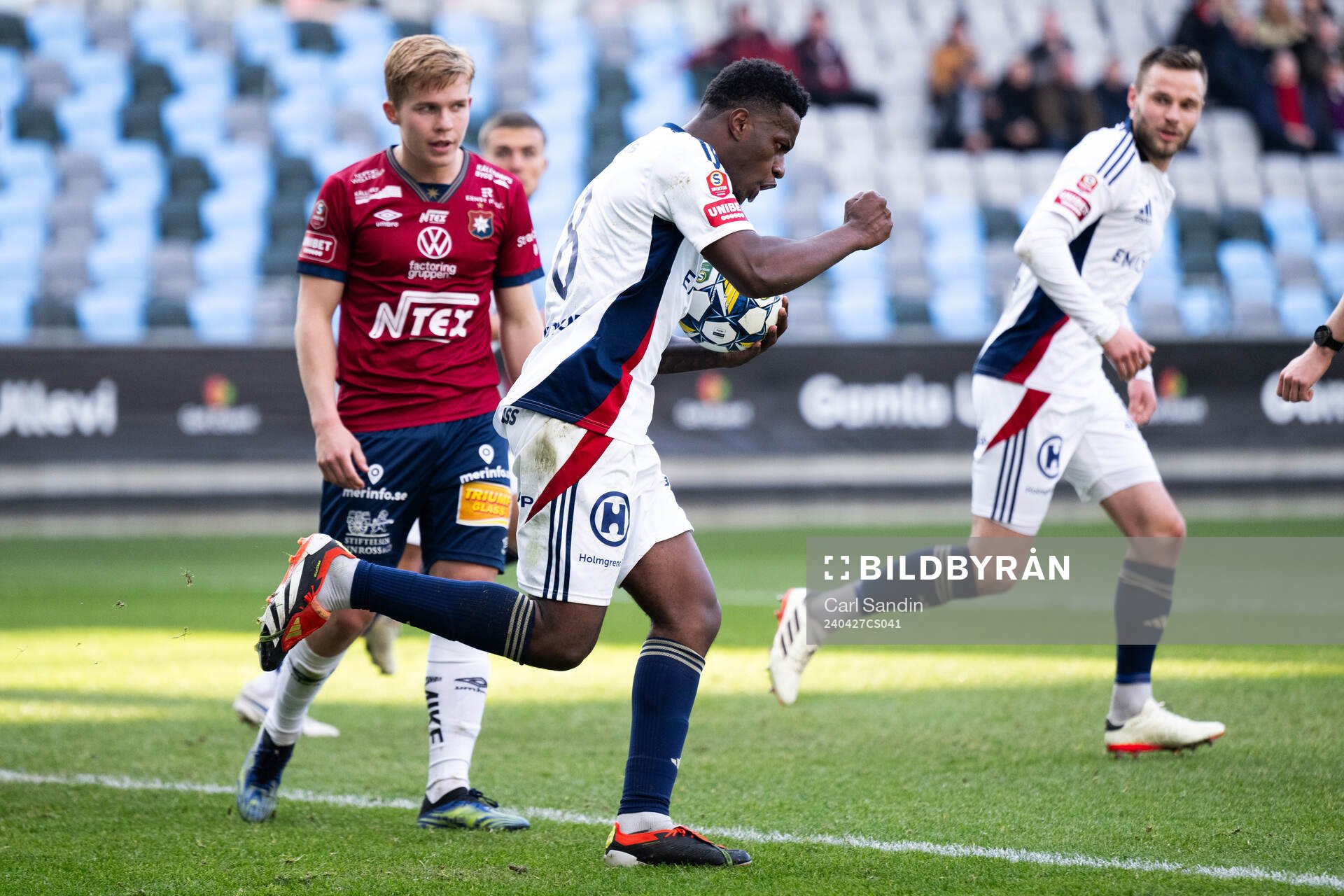 Östers Manasse Kusu jublar efter 2-1 under fotbollsmatchen i Superettan mellan Örgryte och Öster den 27 april 2024 i Göteborg. 