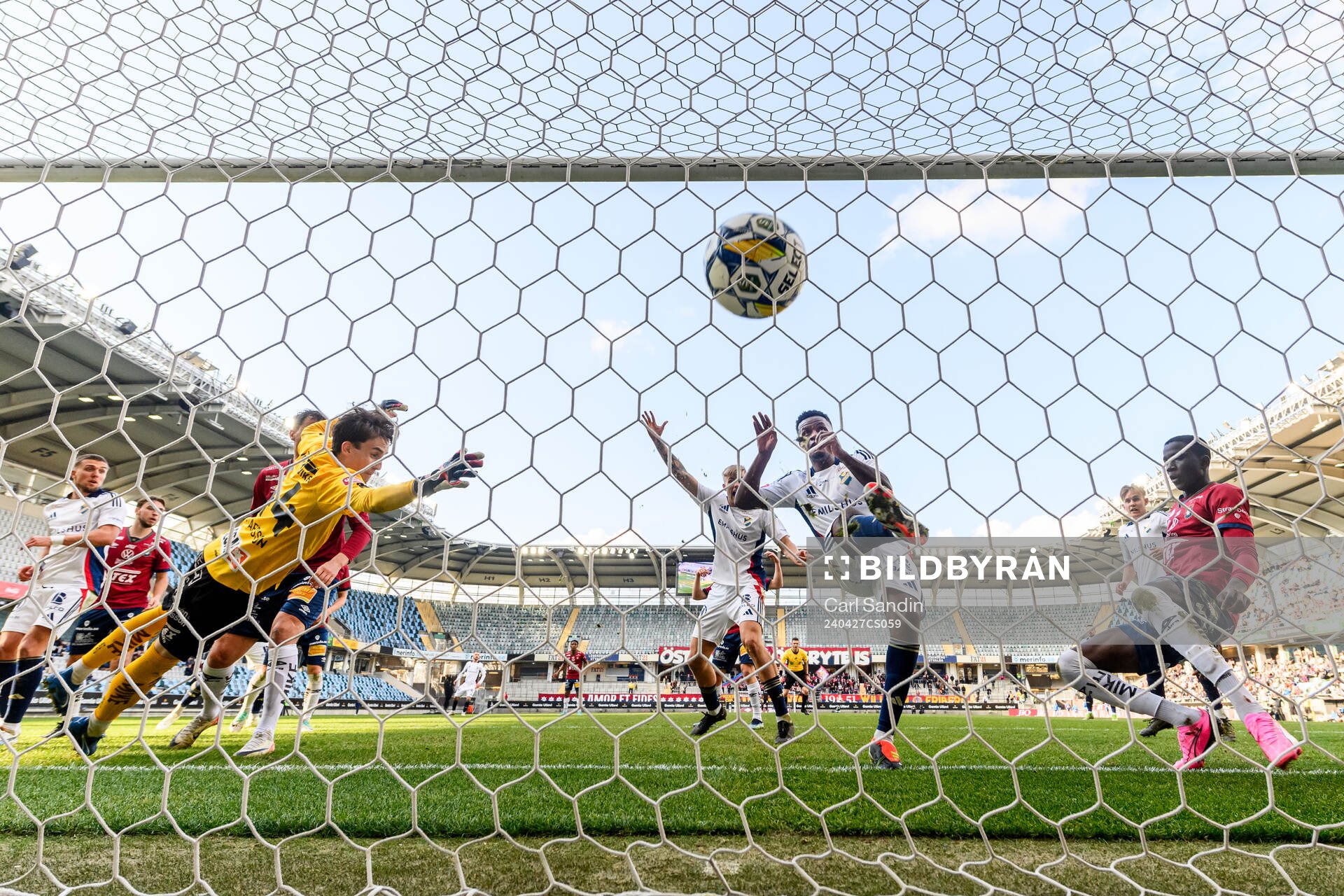 Östers Manasse Kusu gör 2-1 bakom Örgrytes målvakt