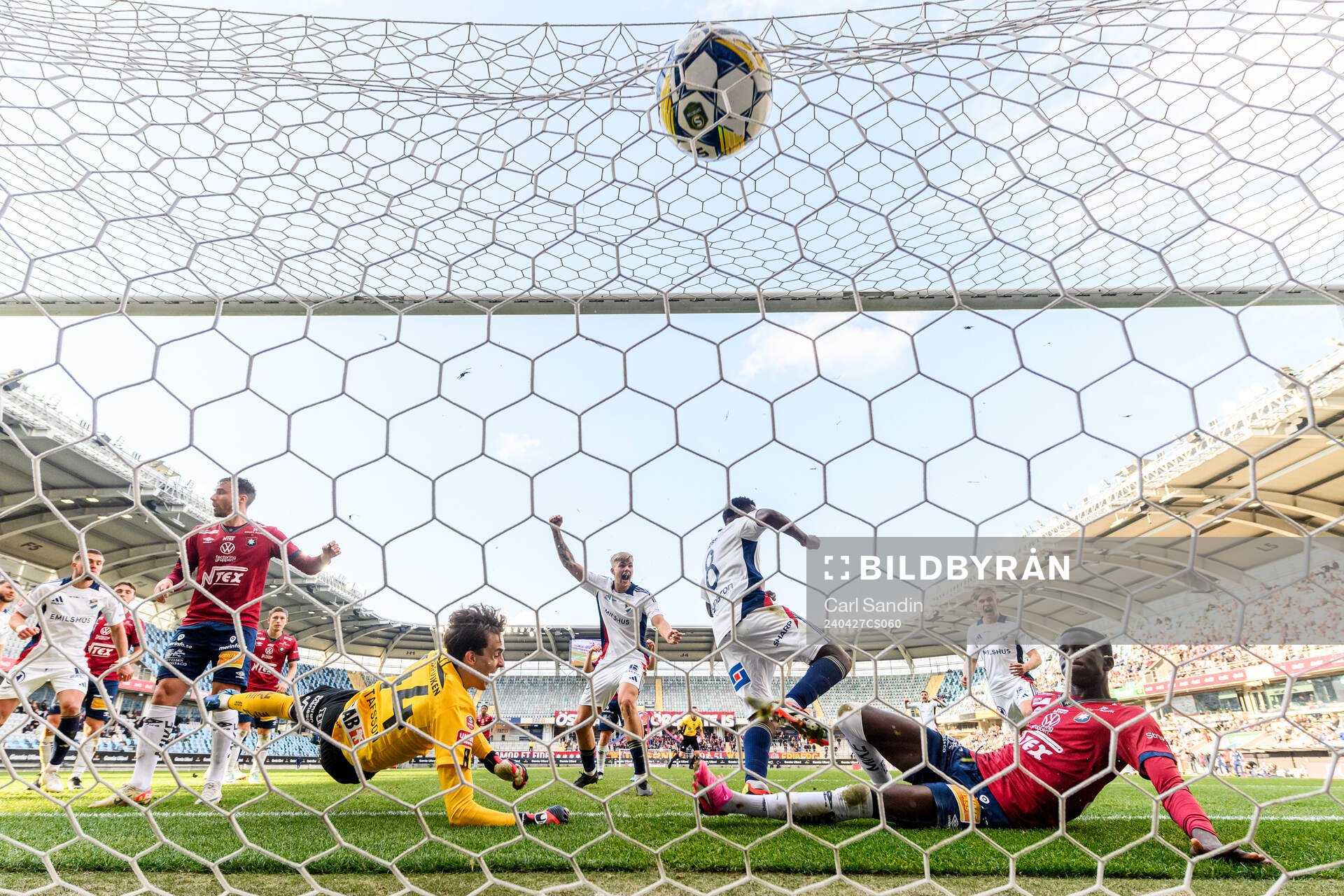 Östers Manasse Kusu gör 2-1 bakom Örgrytes målvakt