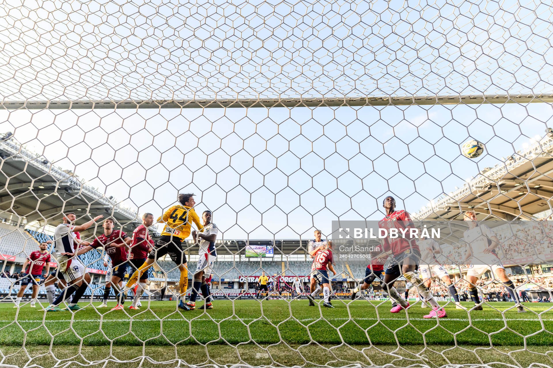 Östers Alibek Aliev nickar bollen till 2-2 bakom Örgrytes