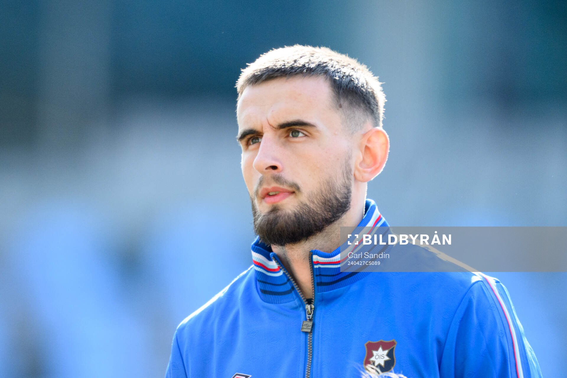 Örgrytes Erion Sadiku vid lineup innan fotbollsmatchen i