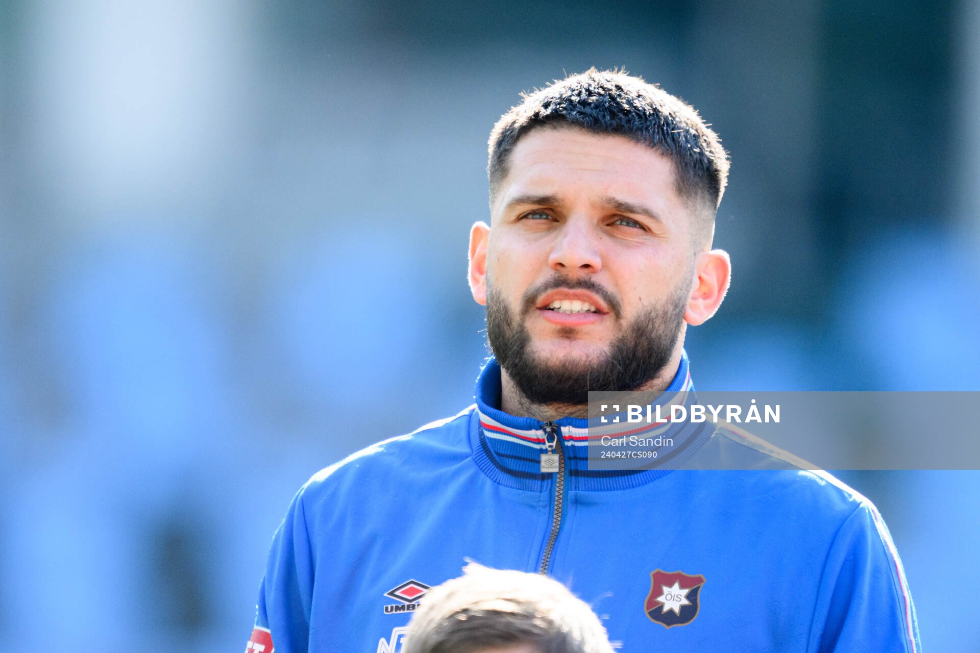 Örgrytes Edi Sylisufaj vid lineup innan fotbollsmatchen i