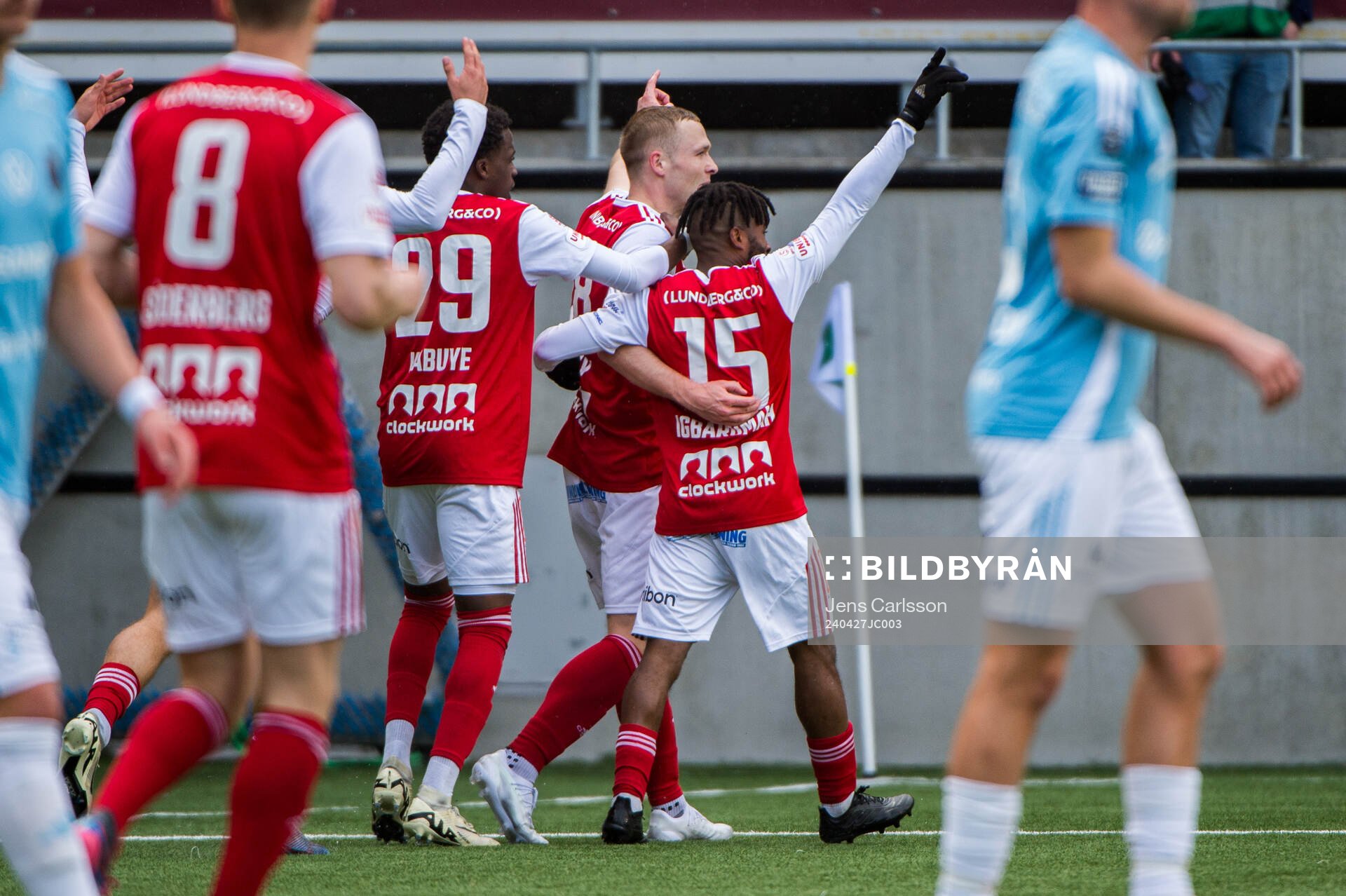 Sandvikens James Joseph Kirby jublar med lagkamrater