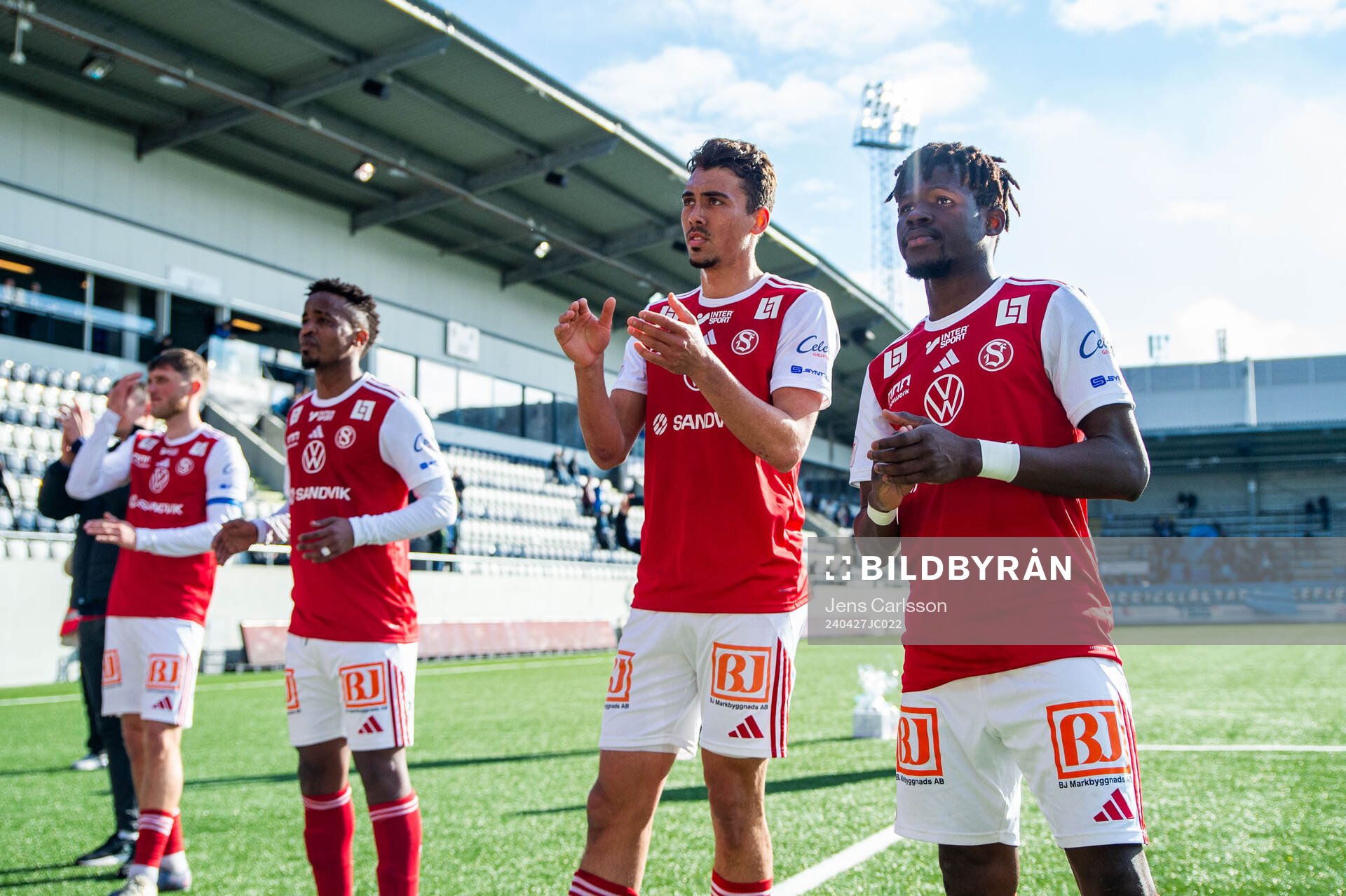 Sandvikens Liam Vabö och Mamadou Kouyate tackar publiken