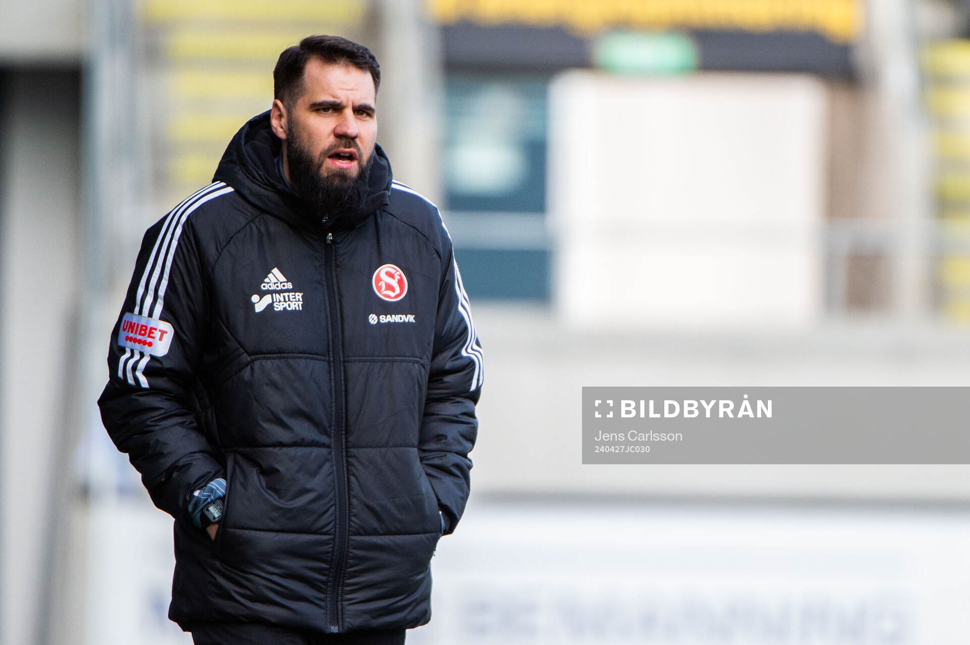 Sandvikens tränare Eldar Abdulic under fotbollsmatchen i Superettan mellan Gefle och Sandviken den 27 april 2024 i Gävle. 