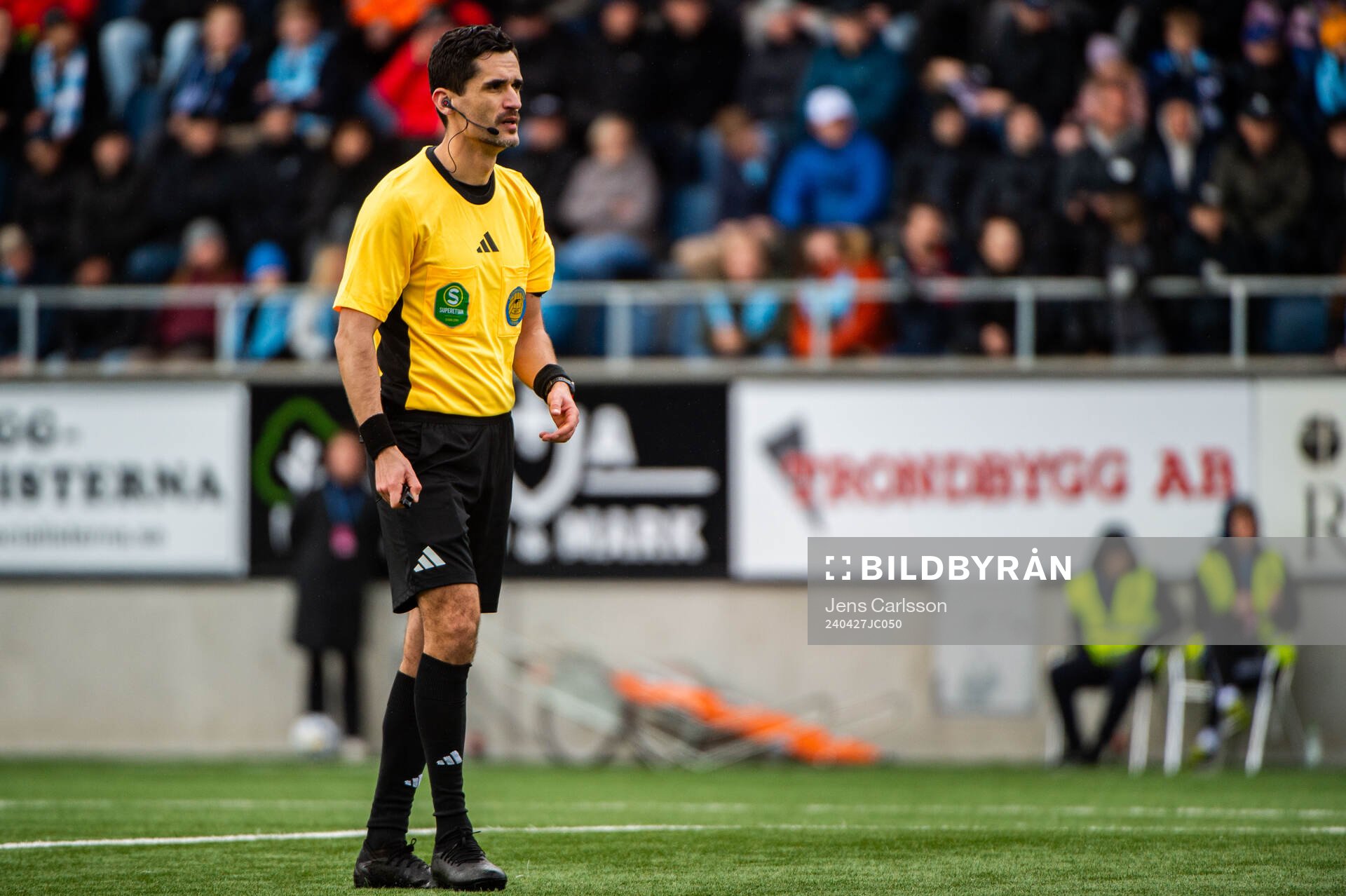 Domare Fikret Buqa under fotbollsmatchen i Superettan mellan Gefle och Sandviken den 27 april 2024 i Gävle. 