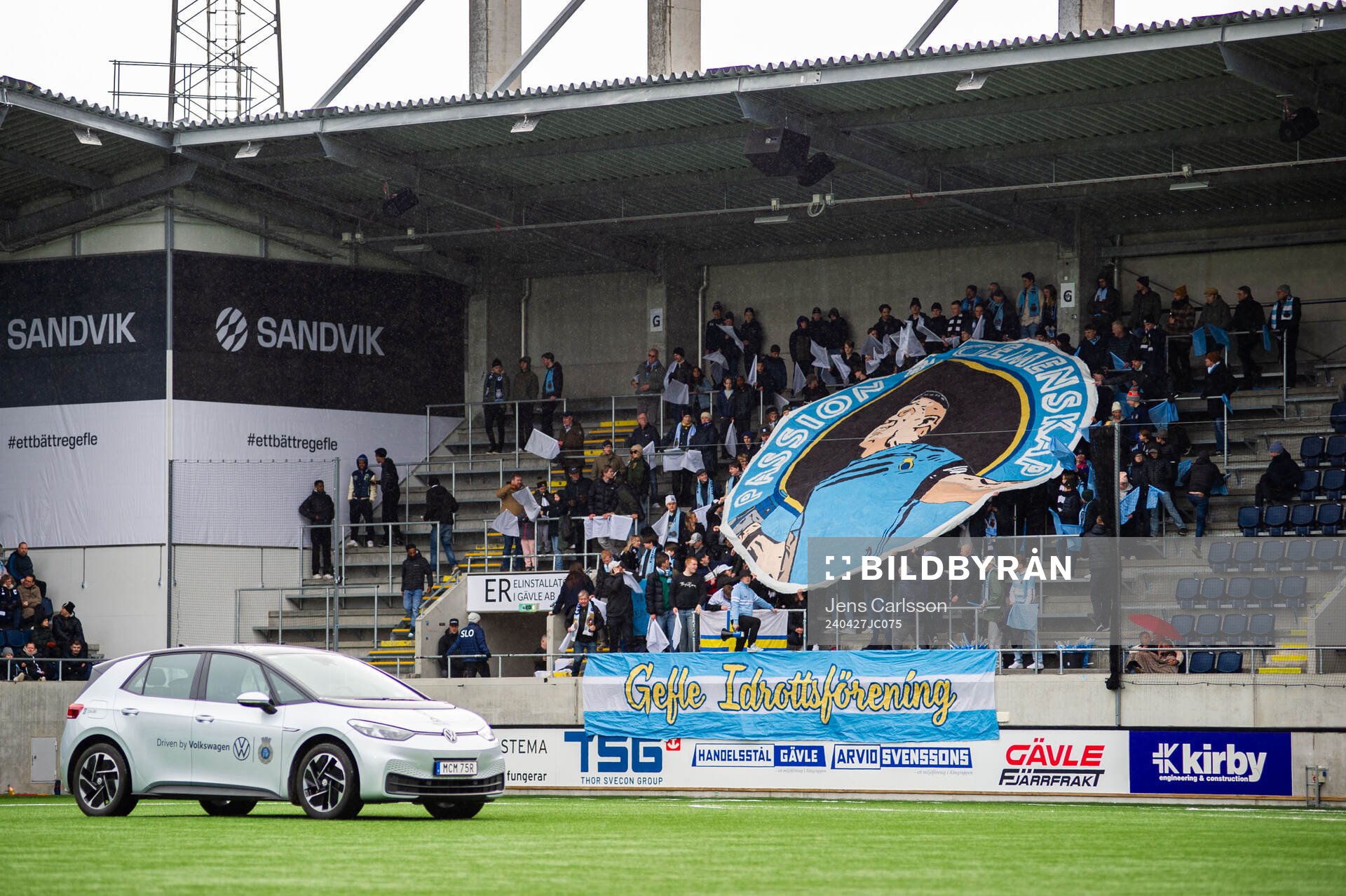 Gefles supportrar med tifo