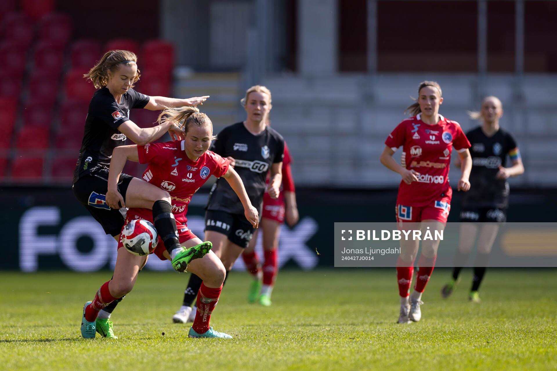 Växjö DFFs Elin Nilsson och Linköpings Noor Hoelsbrekken