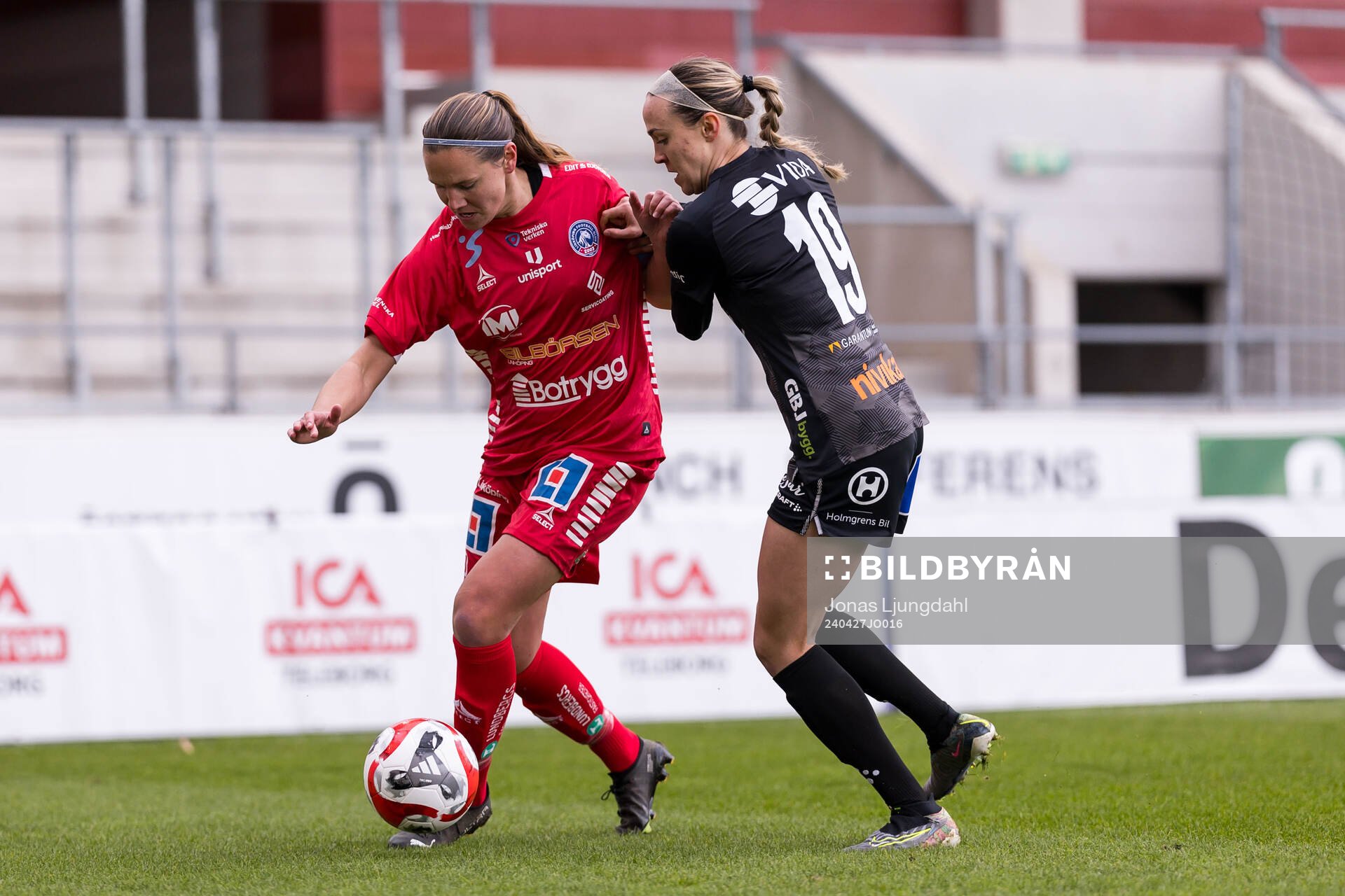 Linköpings Emma Lennartsson och Växjö DFFs Larkin Russel under fotbollsmatchen i Damallsvenskan mellan Växjö DFF och Linköping den 27 april 2024 i Växjö.