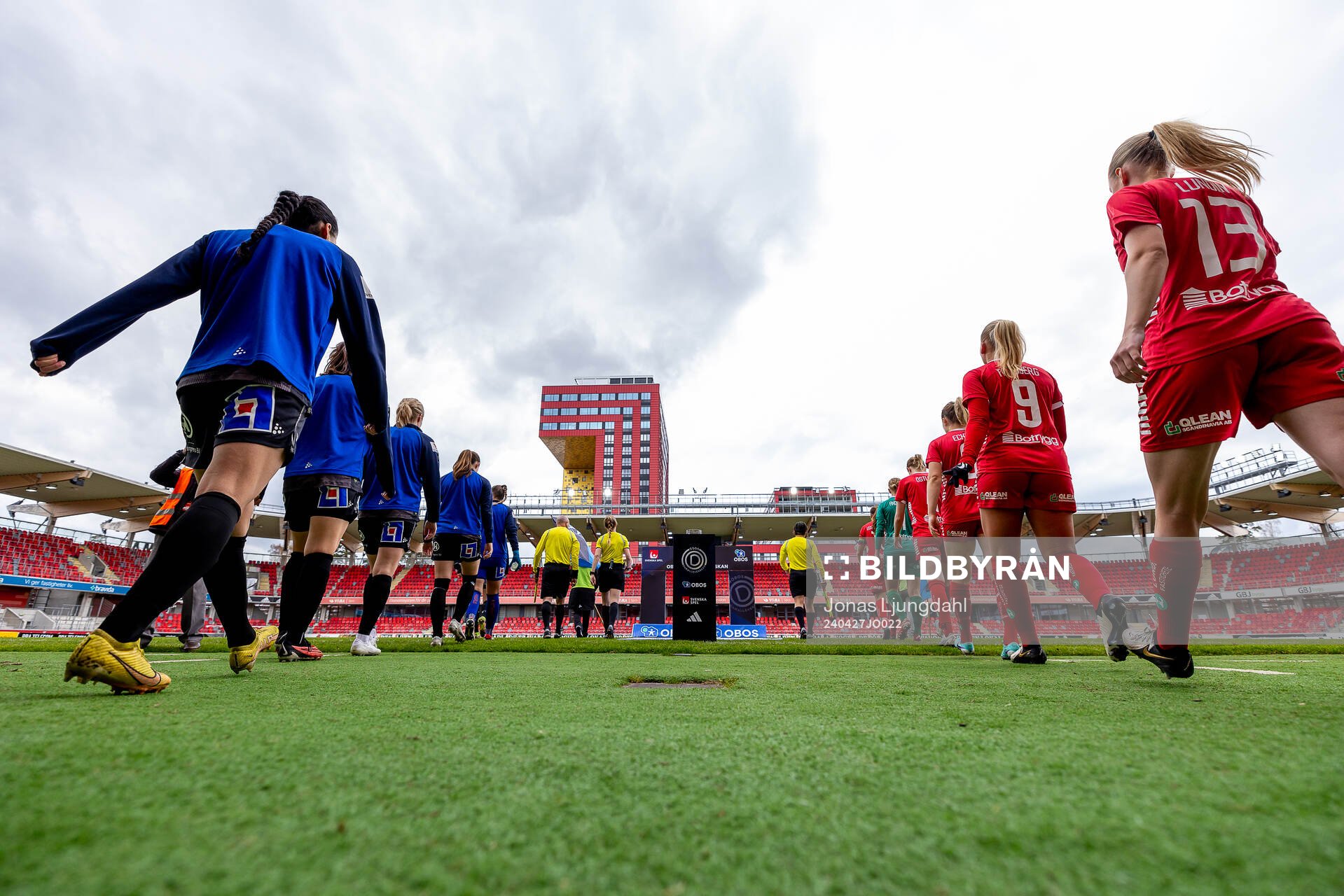 Inmarch före fotbollsmatchen i Damallsvenskan mellan