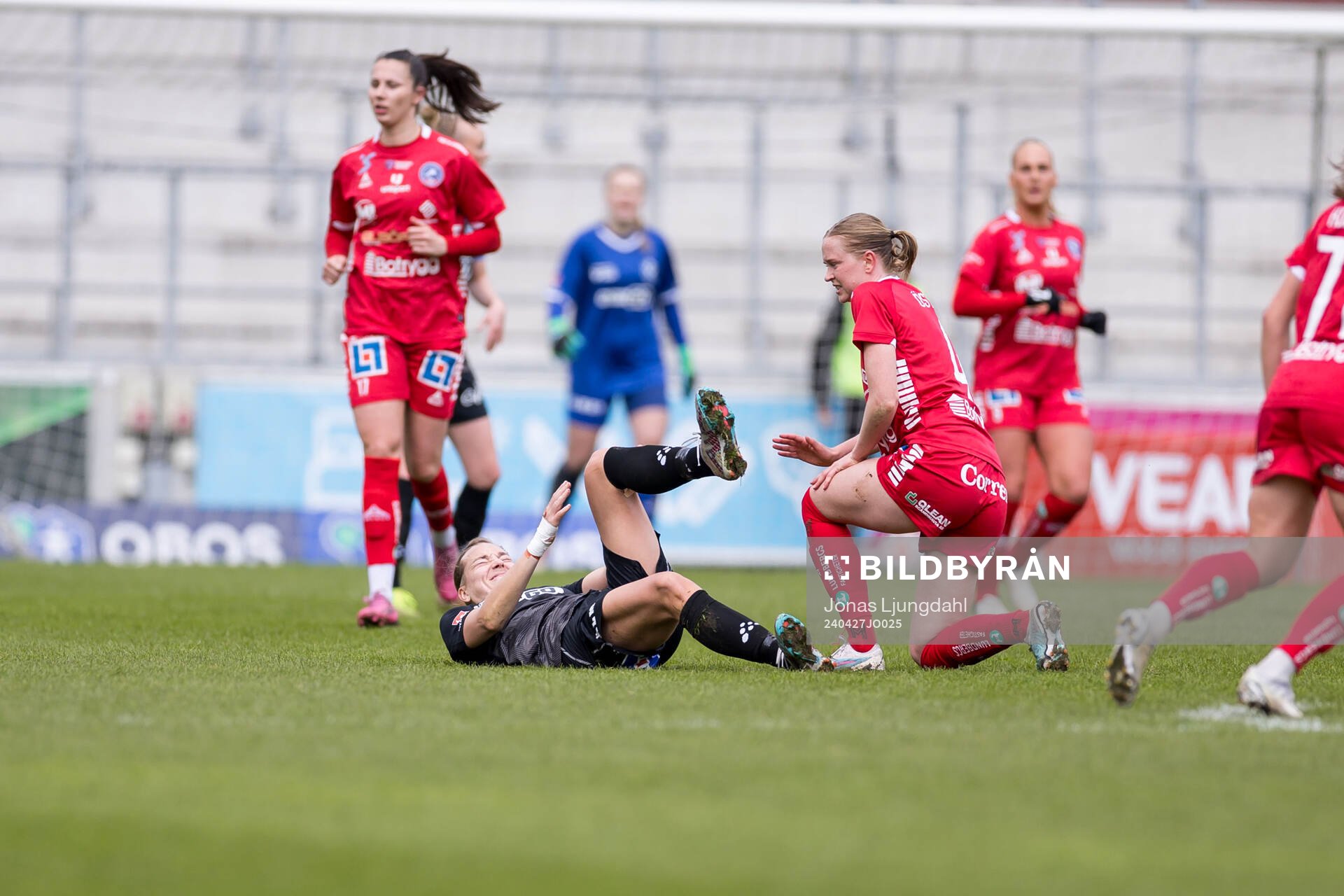 Växjö DFFs Jenny-Julia Danielsson har ont