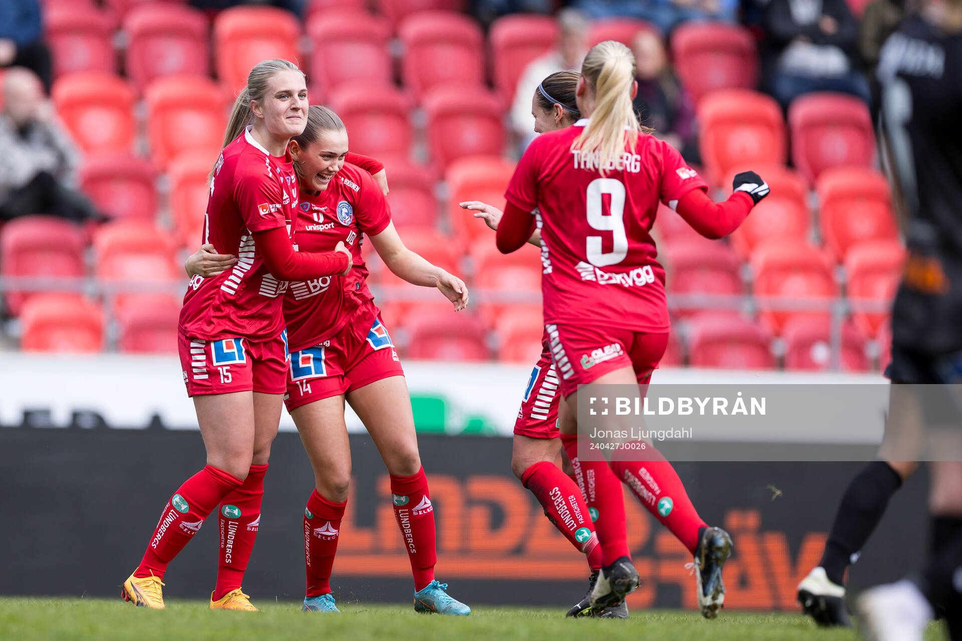 Linköpings Irene Dirdal och Lisa Björk jublar efter 1-1 under fotbollsmatchen i Damallsvenskan mellan Växjö DFF och Linköping den 27 april 2024 i Växjö.
