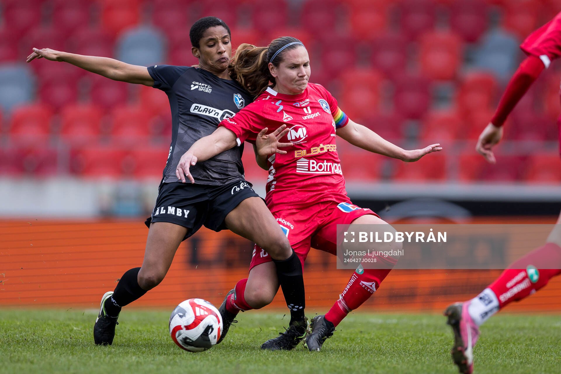 Växjö DFFs Eva Dessislava Dupuy och Linköpings Emma Lennartsson under fotbollsmatchen i Damallsvenskan mellan Växjö DFF och Linköping den 27 april 2024 i Växjö.