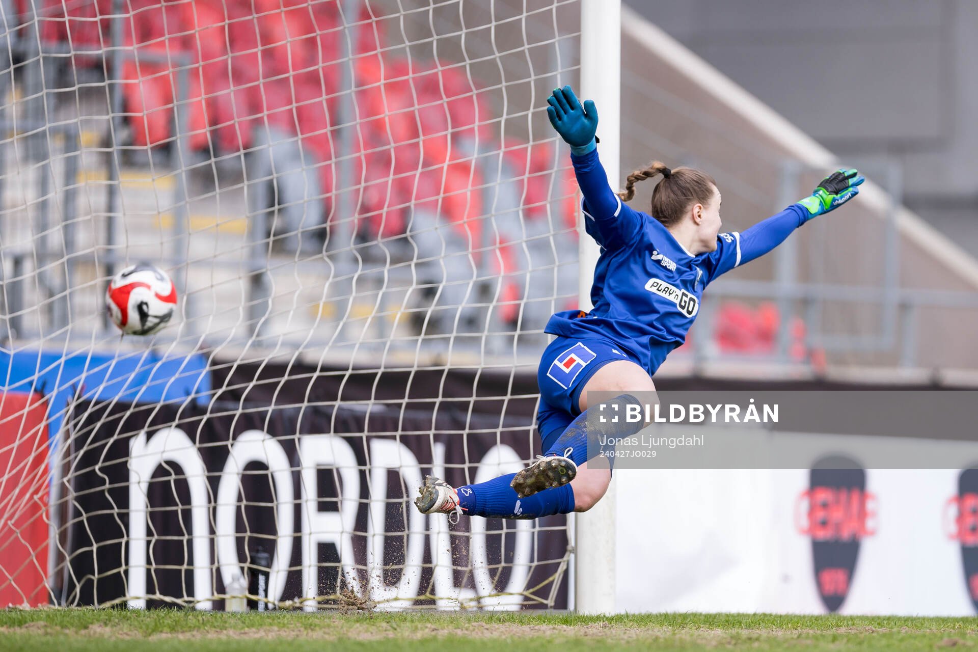 Växjö DFFs målvakt Maja Bay Østergaard när Linköping gör mål 1-1 under fotbollsmatchen i Damallsvenskan mellan Växjö DFF och Linköping den 27 april 2024 i Växjö.