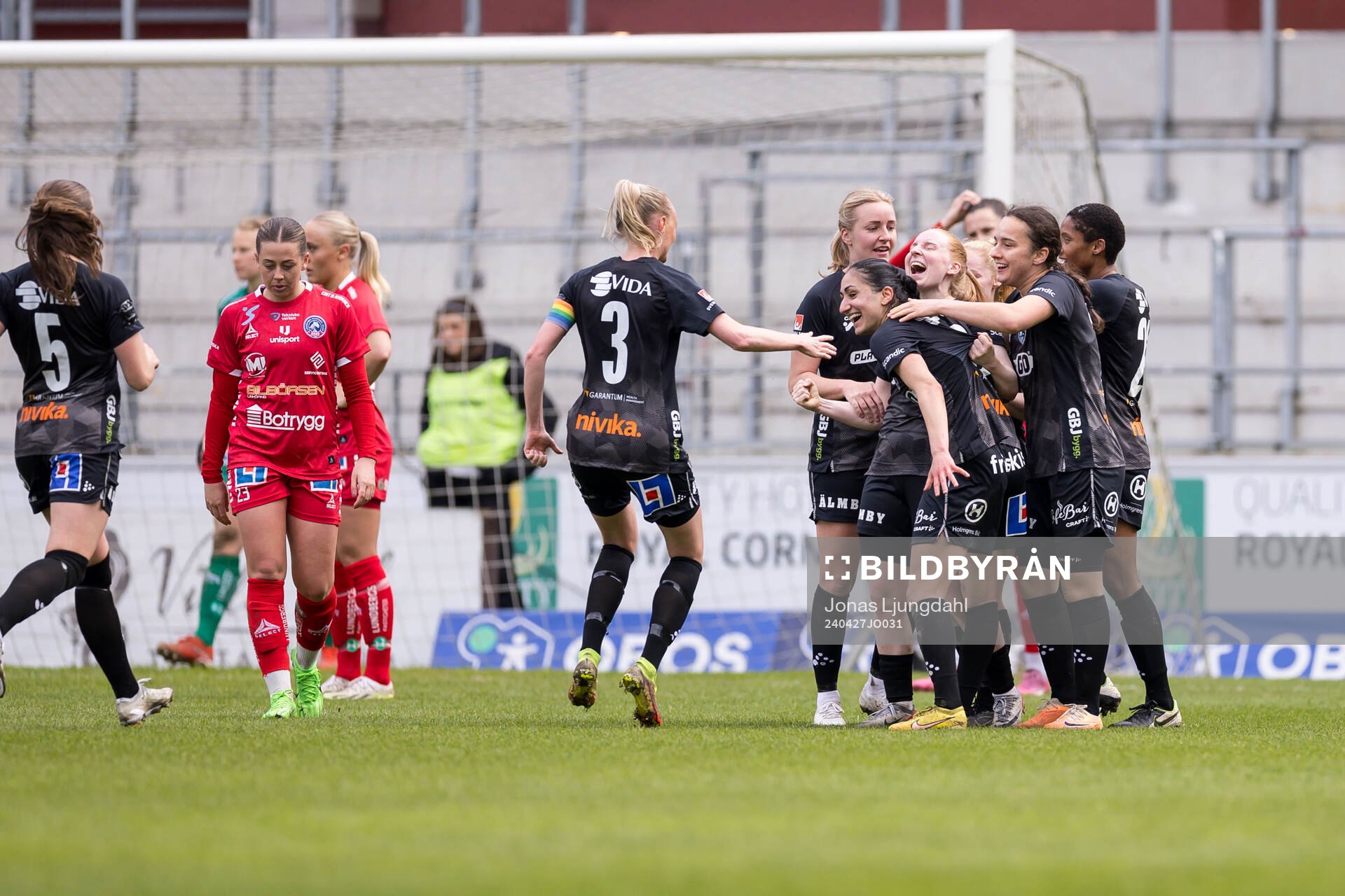 Växjö spelare jublar och Linköping spelare deppar