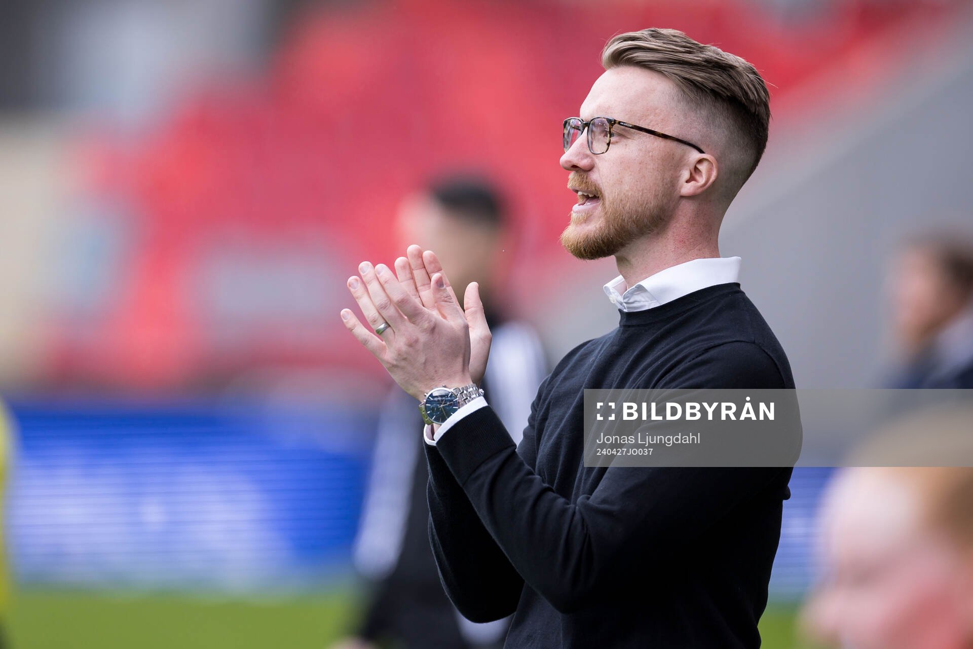 Växjö DFFs huvudtränare Olof Unogård jublar under fotbollsmatchen i Damallsvenskan mellan Växjö DFF och Linköping den 27 april 2024 i Växjö.