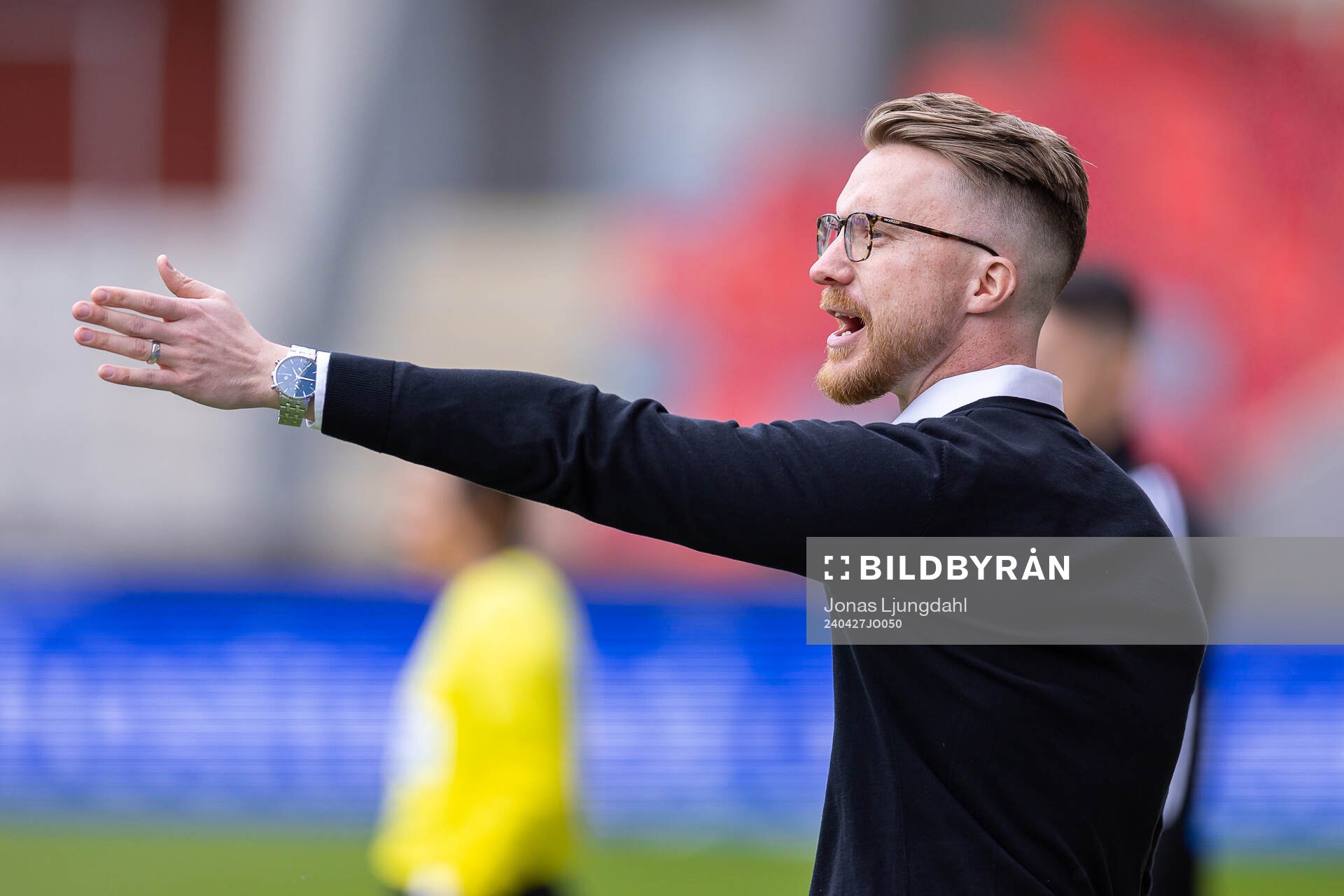 Växjö DFFs huvudtränare Olof Unogård under fotbollsmatchen i Damallsvenskan mellan Växjö DFF och Linköping den 27 april 2024 i Växjö. 