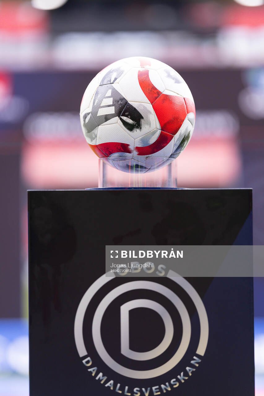 Matchboll inför fotbollsmatchen i Damallsvenskan mellan Växjö DFF och Linköping den 27 april 2024 i Växjö. 
