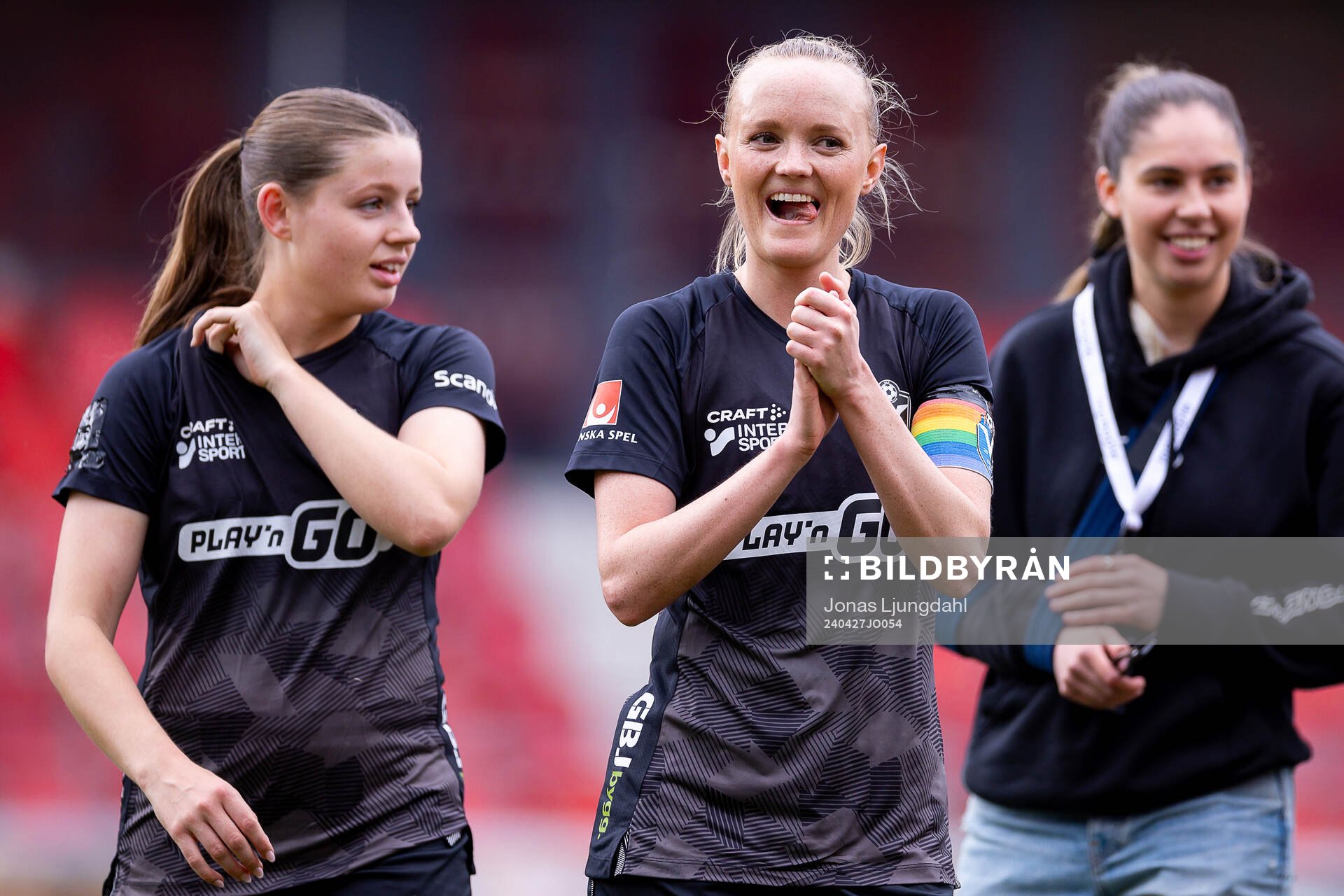 Växjö DFFs Emma Holmqvist och Emma Pennsäter jublar