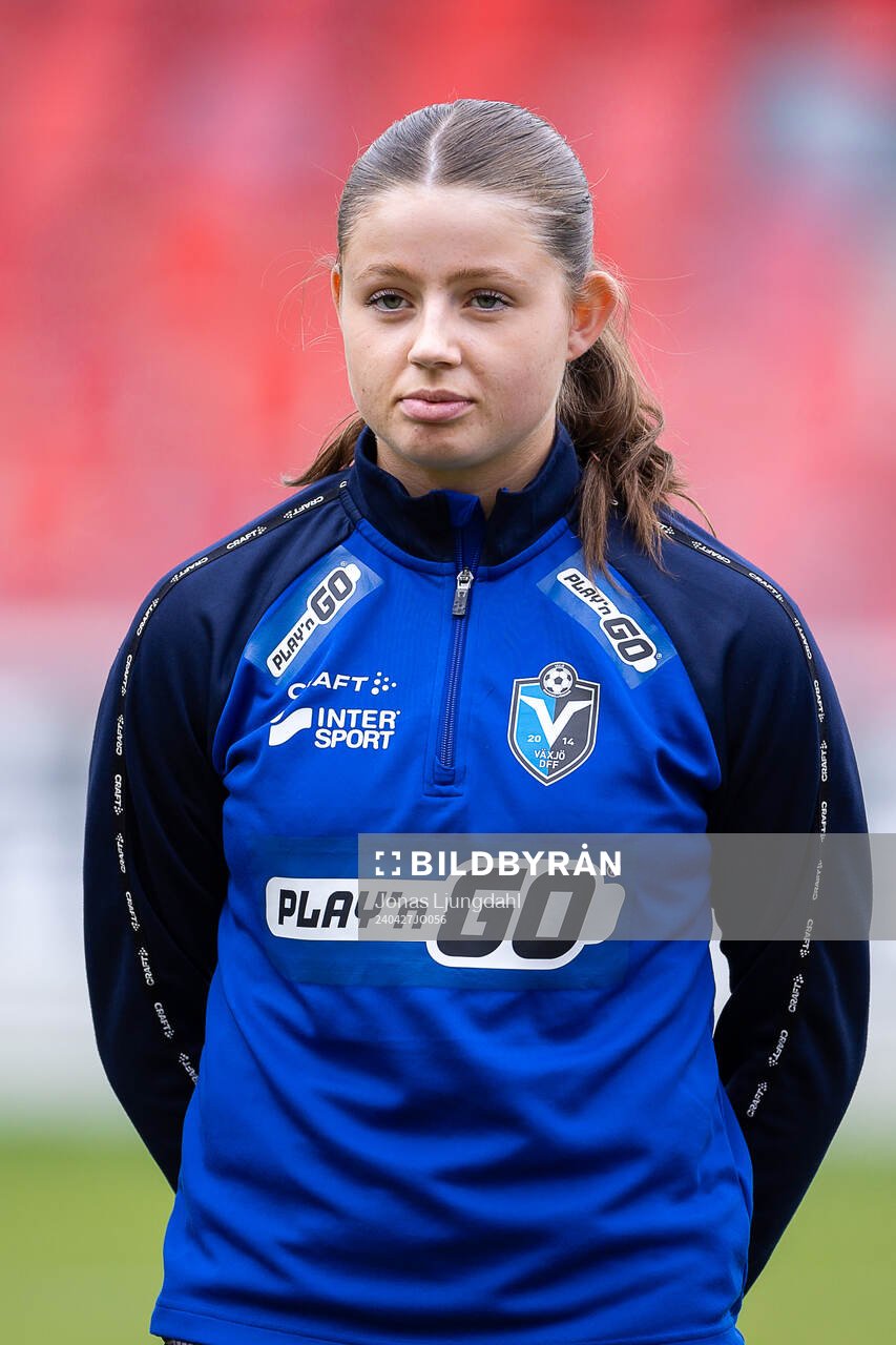 Växjö DFFs Emma Holmqvist under fotbollsmatchen i Damallsvenskan mellan Växjö DFF och Linköping den 27 april 2024 i Växjö. 