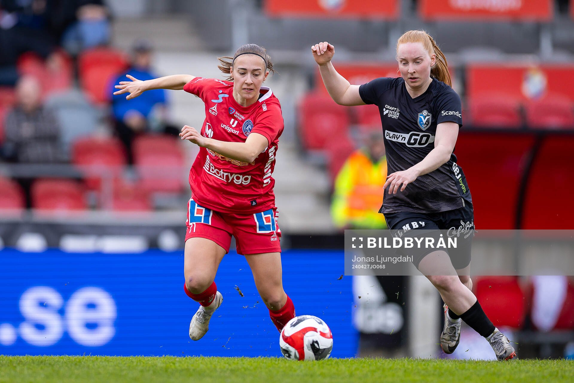 Linköpings Vilma Emilia Koivisto och Växjö DFFs Þordis Elva Águstsdottir under fotbollsmatchen i Damallsvenskan mellan Växjö DFF och Linköping den 27 april 2024 i Växjö. 
