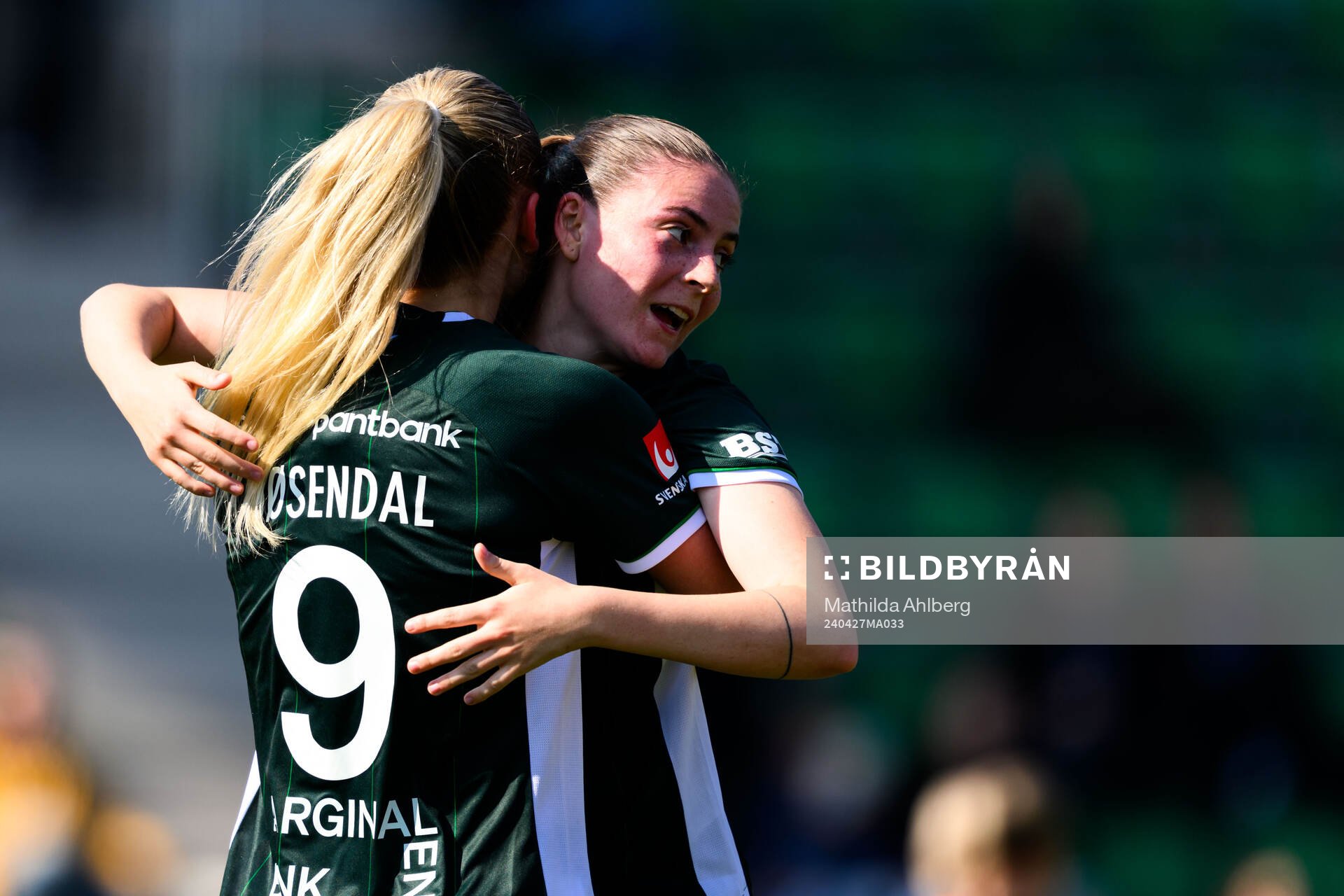 Hammarbys Anna Jøsendal och Smilla Vallotto jublar