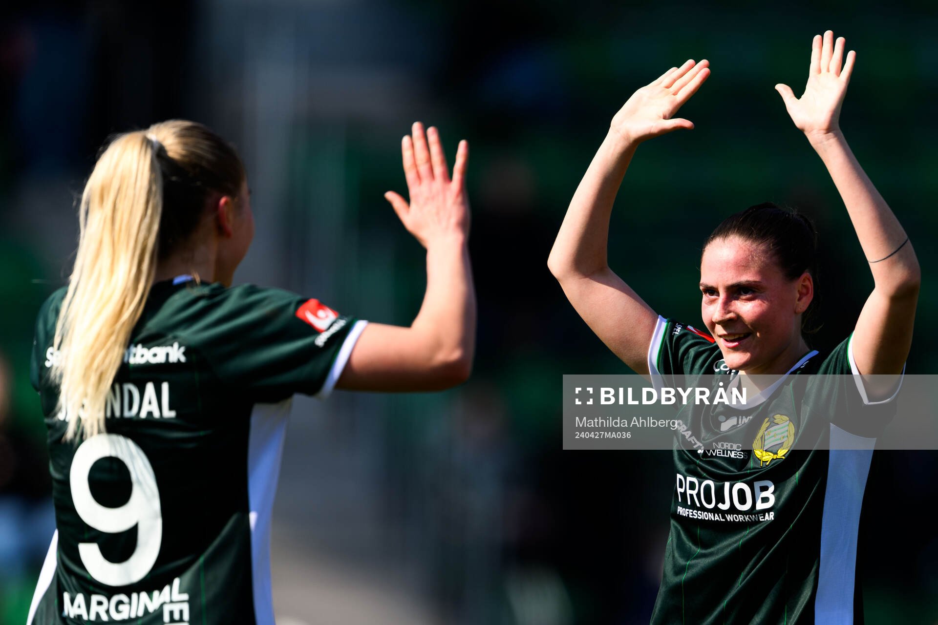 Hammarbys Anna Jøsendal och Smilla Vallotto jublar