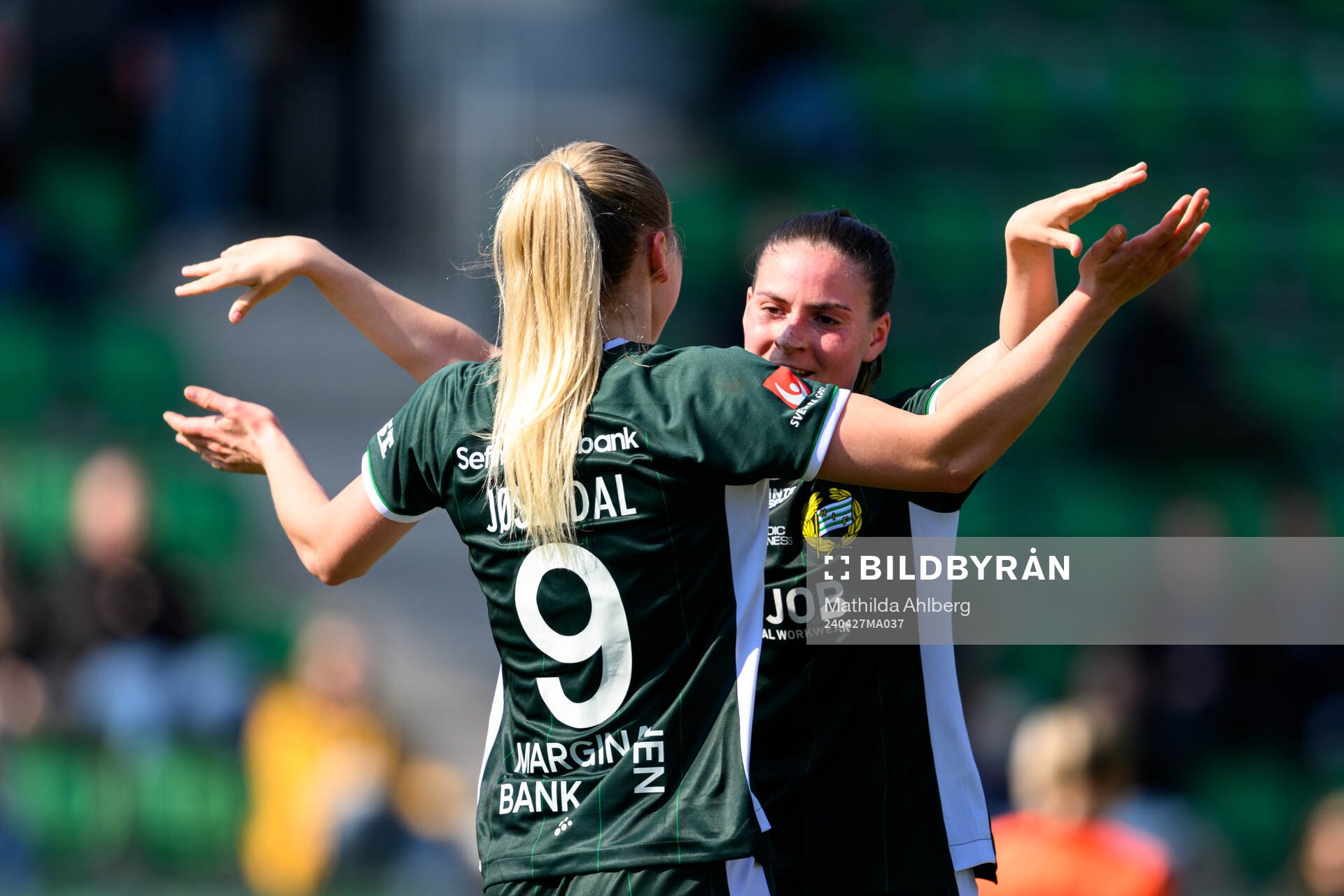 Hammarbys Anna Jøsendal och Smilla Vallotto jublar