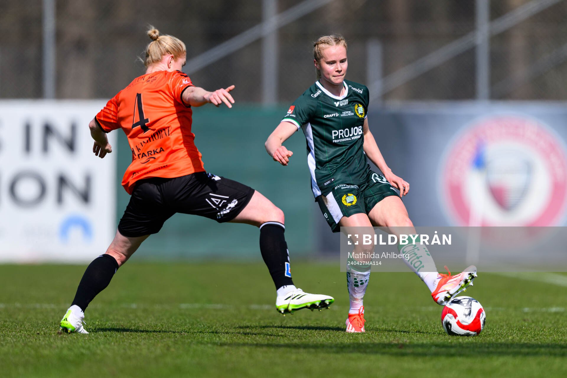 Kristianstads Clare Elizabeth Polkinghorne och Hammarbys Julie Blakstad under fotbollsmatchen i Damallsvenskan mellan Kristianstad och Hammarby den 27 april 2024 i Kristianstad.