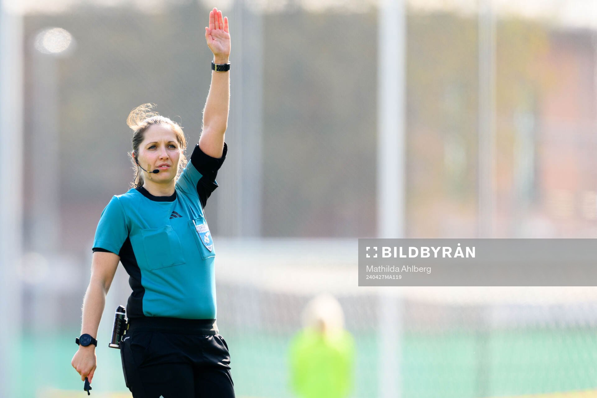 Domare Ulrica Löv under fotbollsmatchen i Damallsvenskan mellan Kristianstad och Hammarby den 27 april 2024 i Kristianstad. 