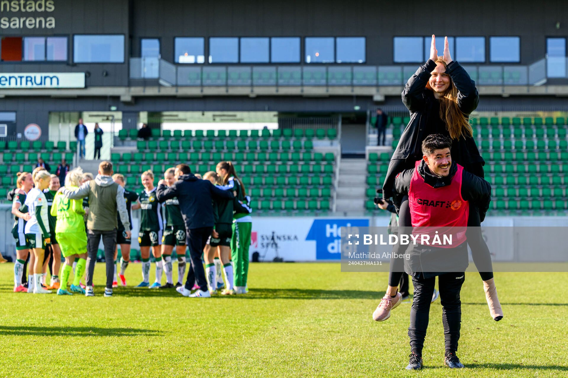 Hammarbys fystränare Jesus Mateo Cortes och målvakt Anna