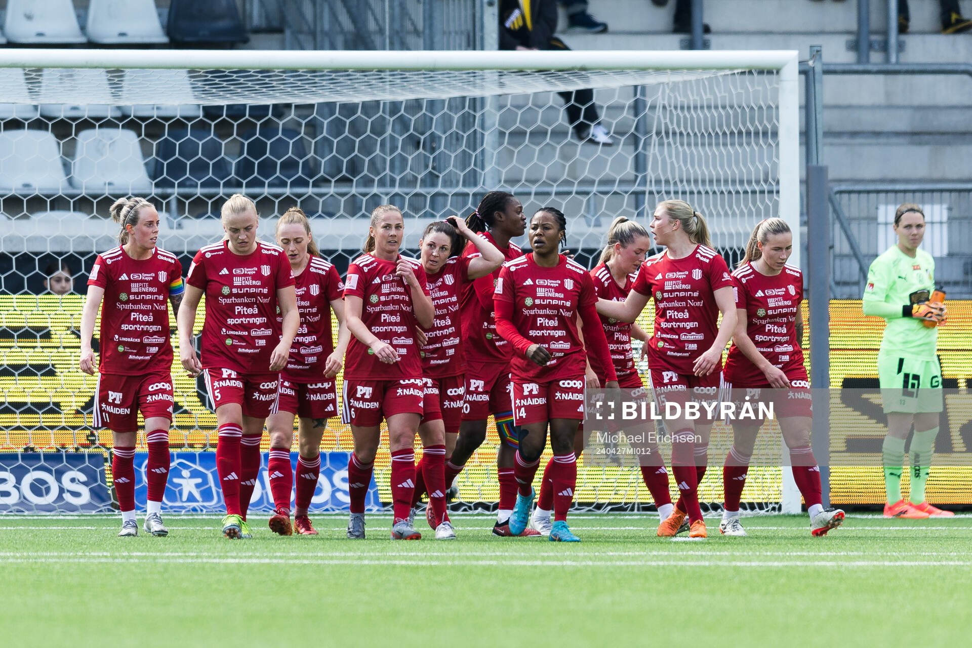 Piteås Josefin Johansson jublar med lagkamrater efter 0-1 under fotbollsmatchen i Damallsvenskan mellan Häcken och Piteå den 27 april 2024 i Göteborg.